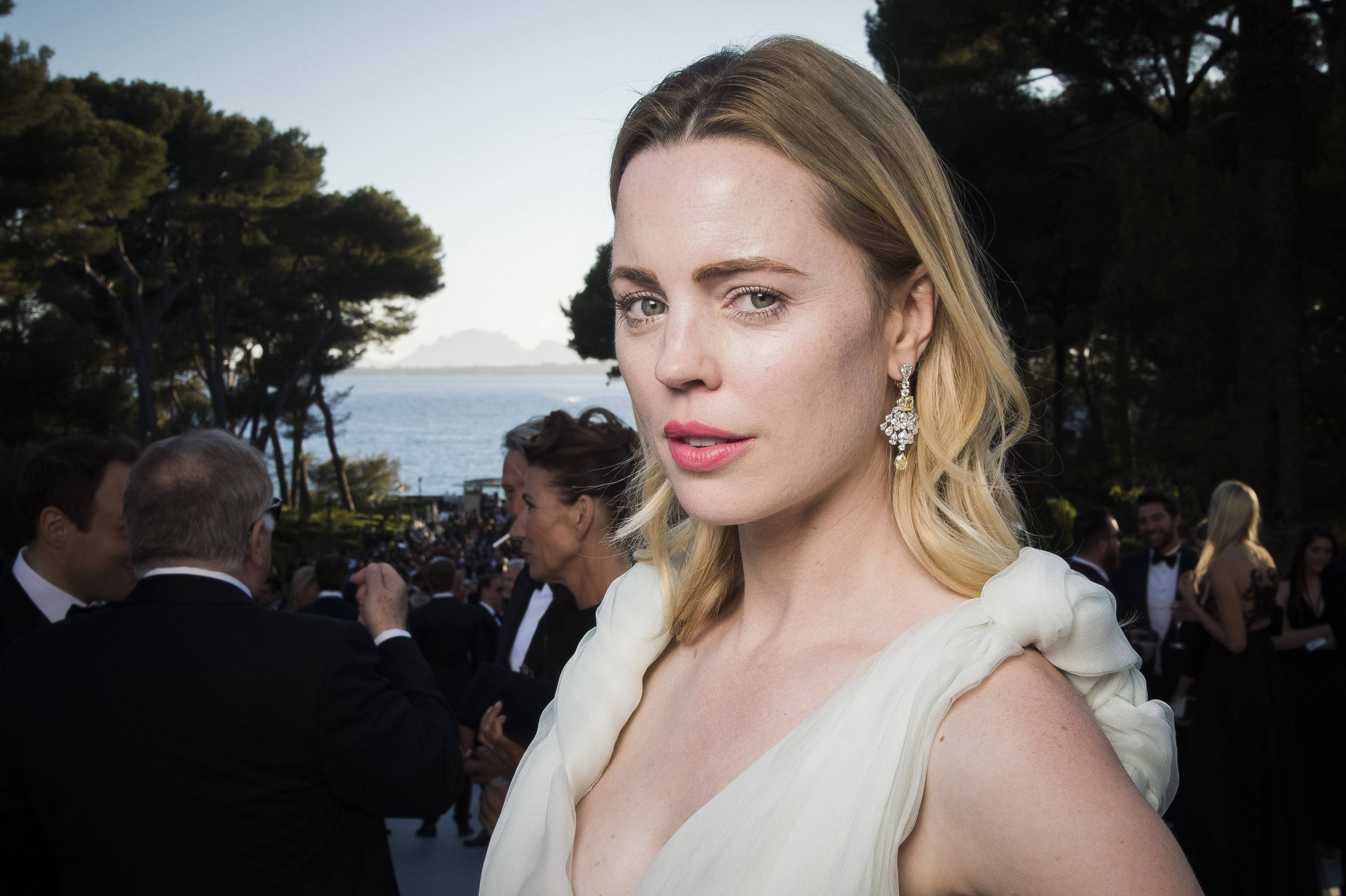Melissa George, white gown, jeweled earrings, 2K Desktop Wallpaper