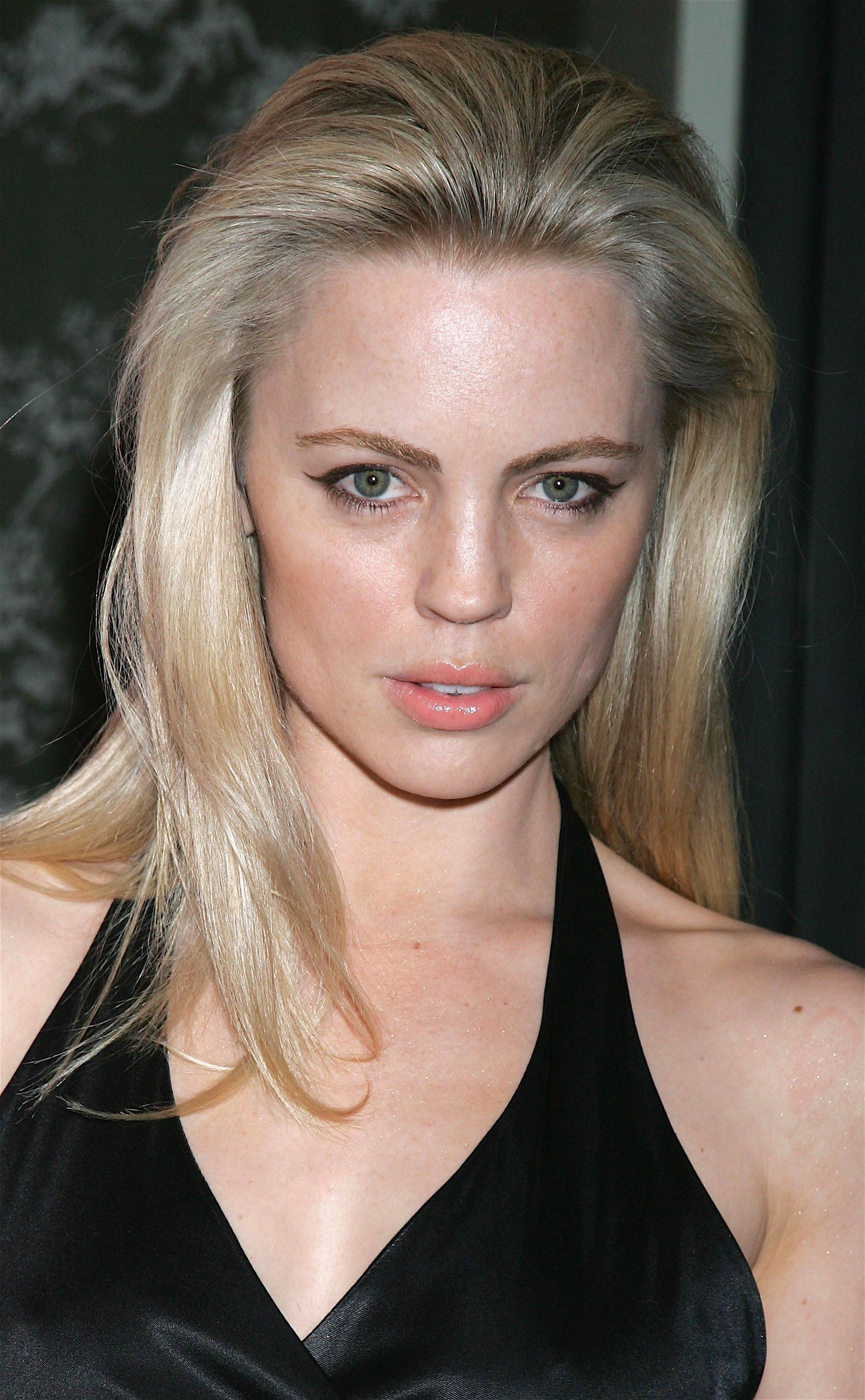 Melissa George, ice blonde hair, green eyes, 2K Phone Wallpaper