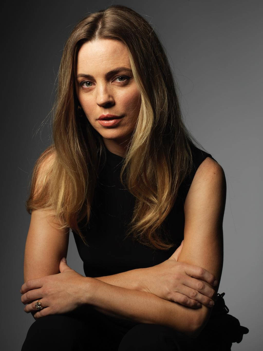 Melissa George, long blonde hair, black sleeveless top, HD Phone Wallpaper