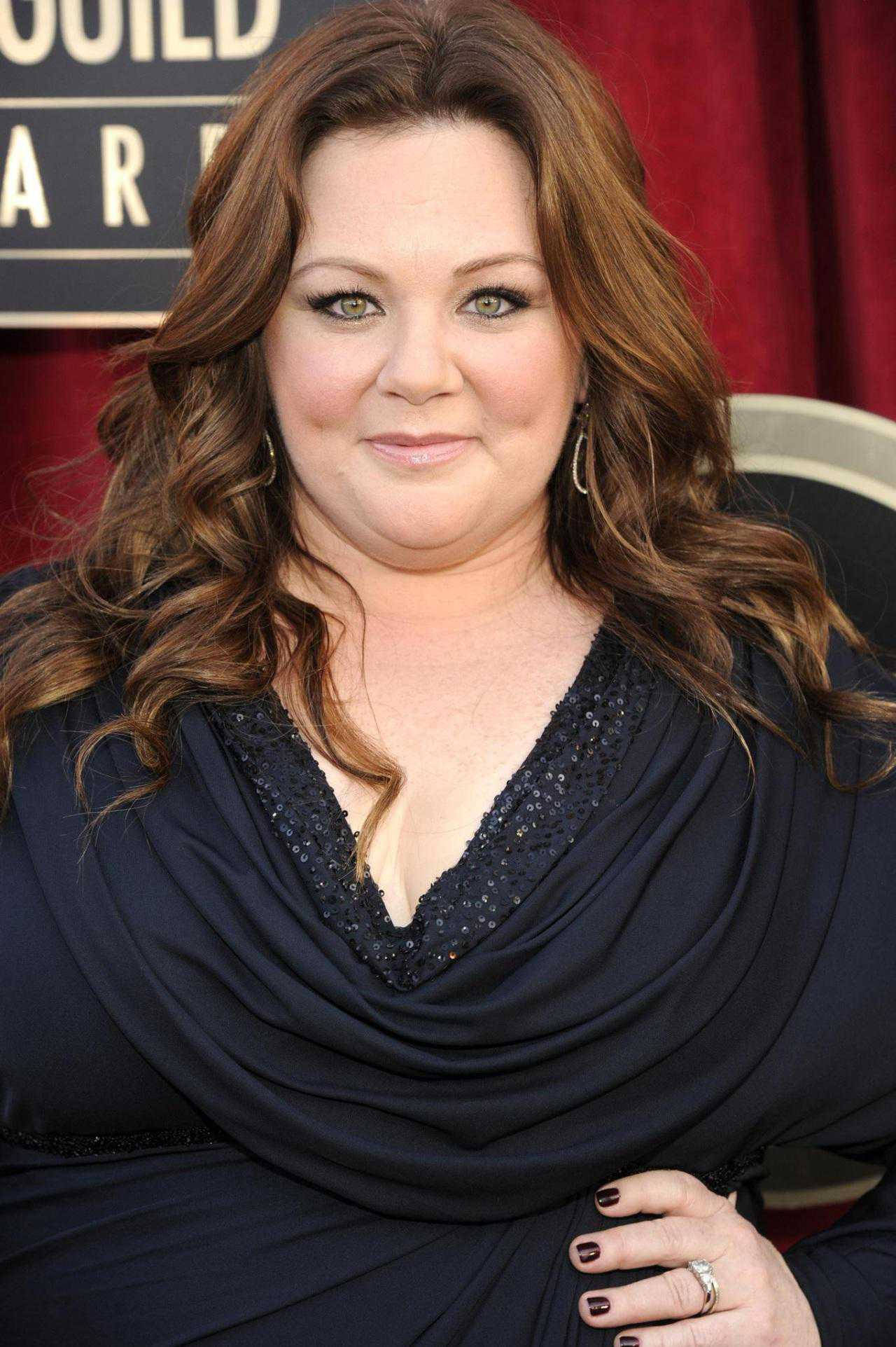 Melissa McCarthy, 18th Annual Screen Actors Guild Awards, dark blue sequined dress, Full HD Phone Wallpaper
