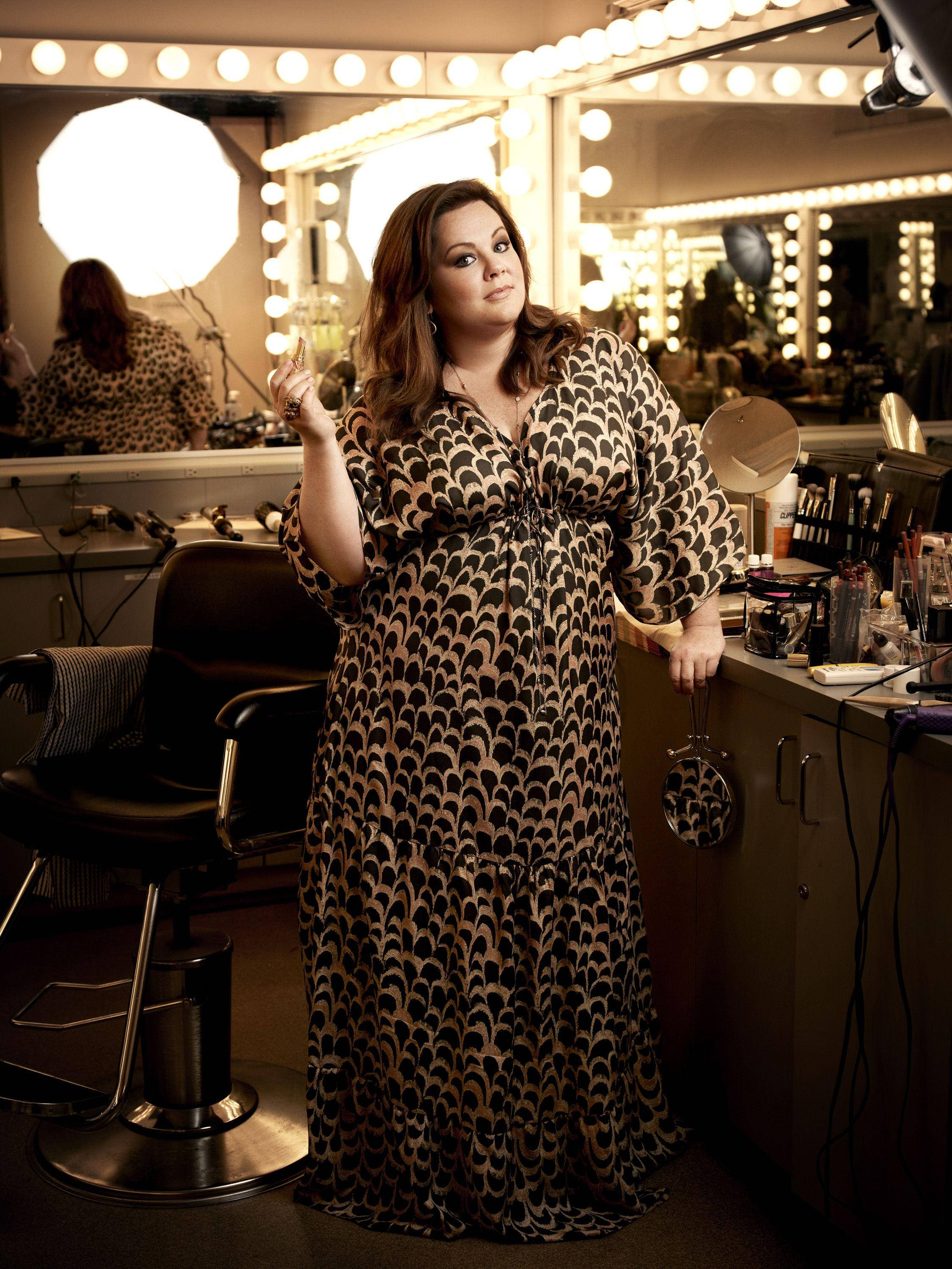 Melissa McCarthy, patterned dress, backstage dressing room, 2K Phone Wallpaper