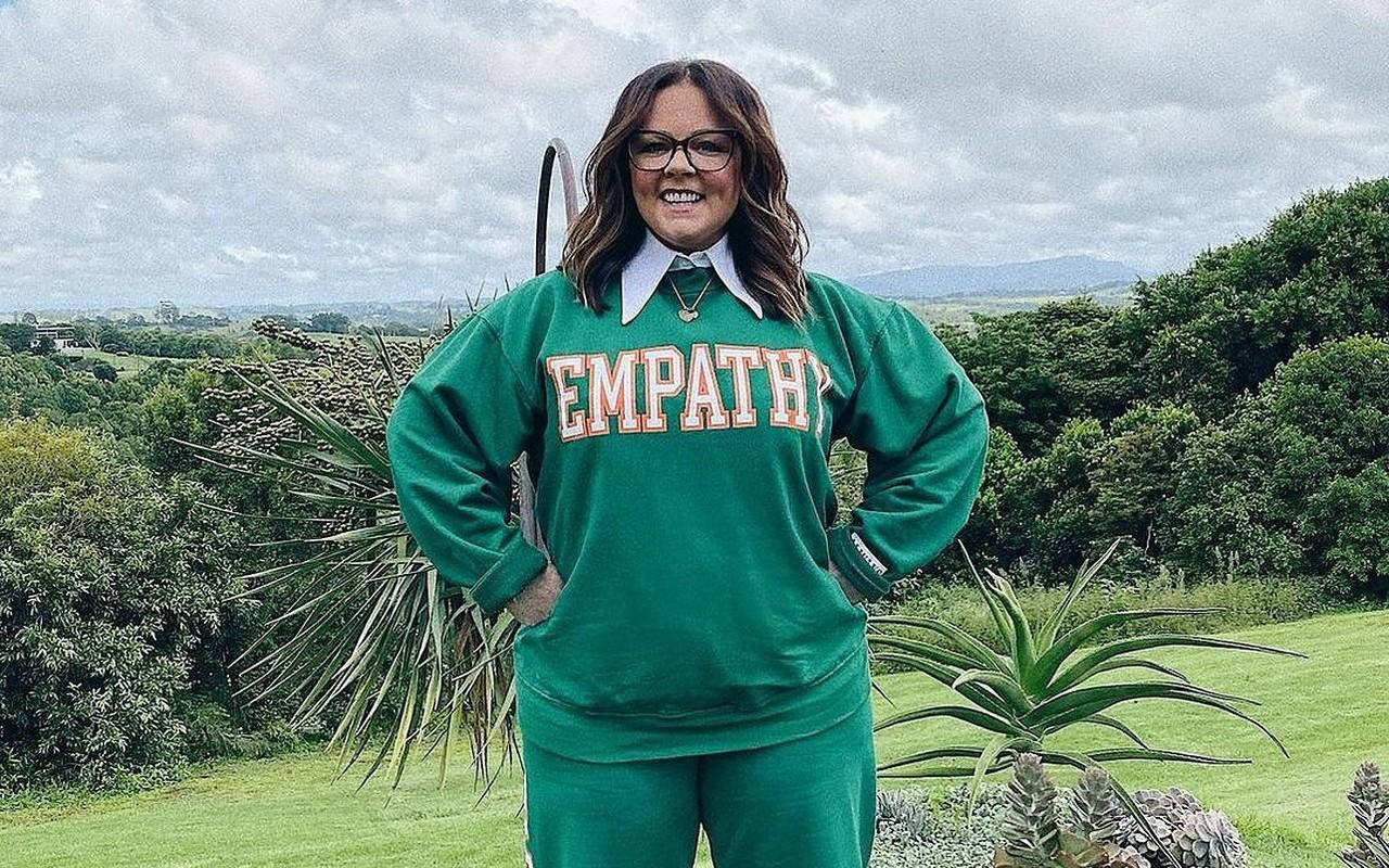 Melissa McCarthy, EMPATHY sweatshirt, grassy hillside, HD Desktop Wallpaper