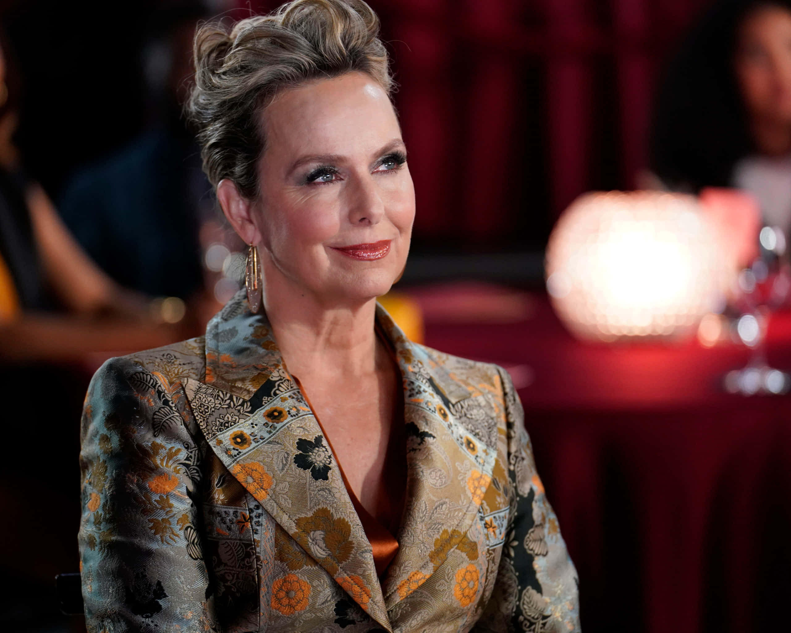 Melora Hardin, floral patterned blazer, dimly lit room, 2K Desktop Wallpaper