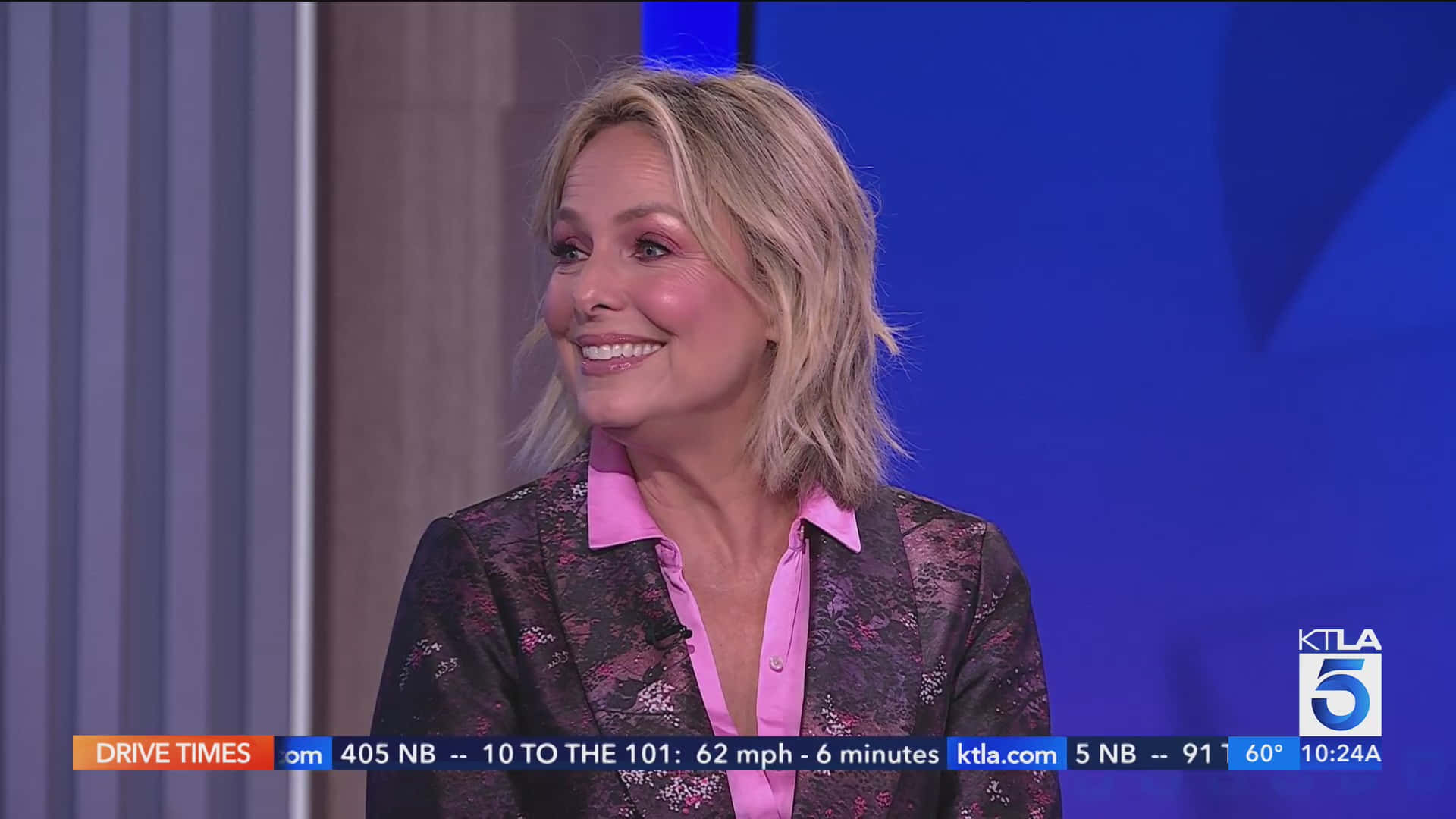 Melora Hardin, blonde woman, pink collared shirt, Full HD Desktop Wallpaper