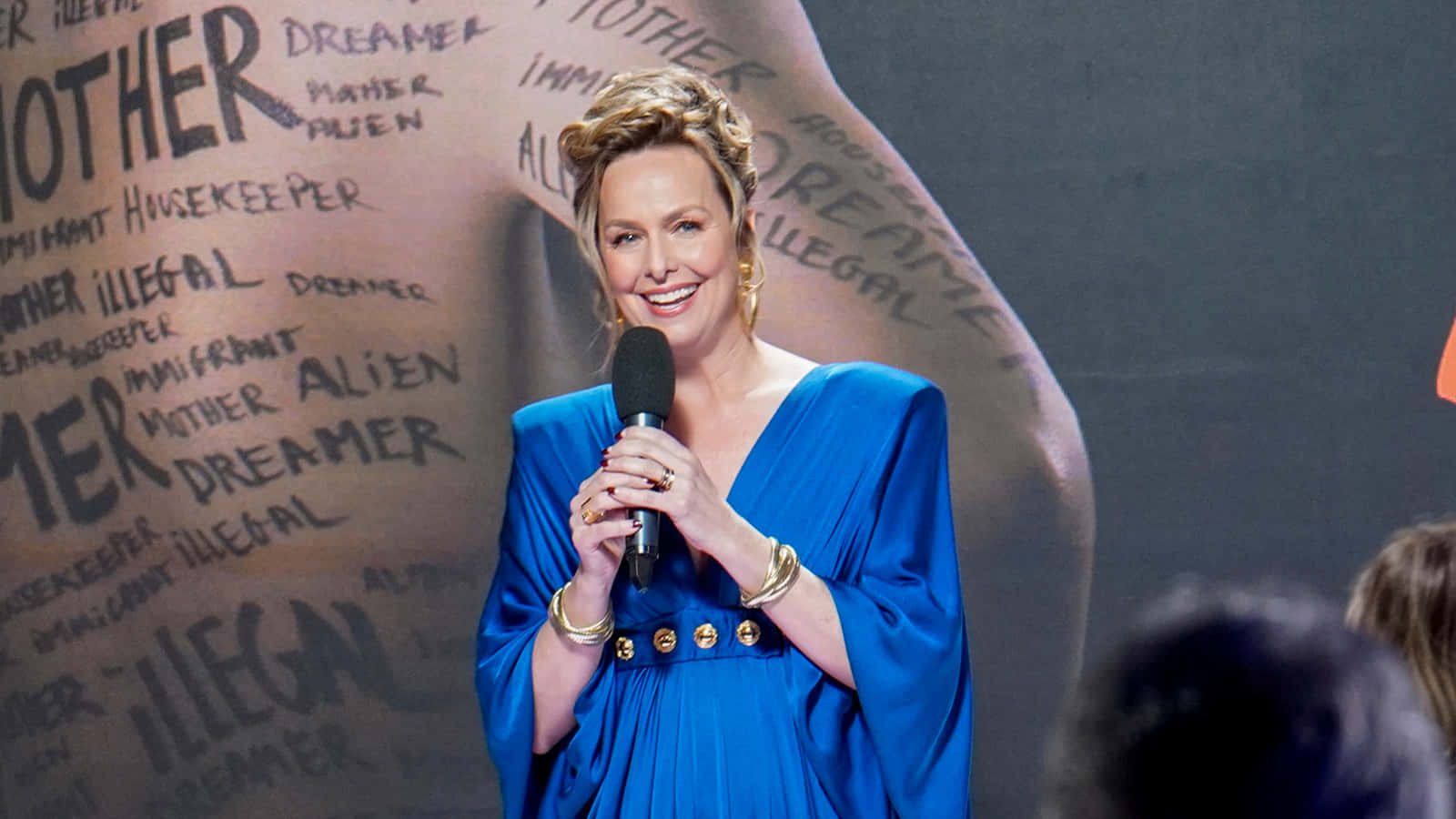 Melora Hardin, royal blue gown, microphone, HD Desktop Wallpaper