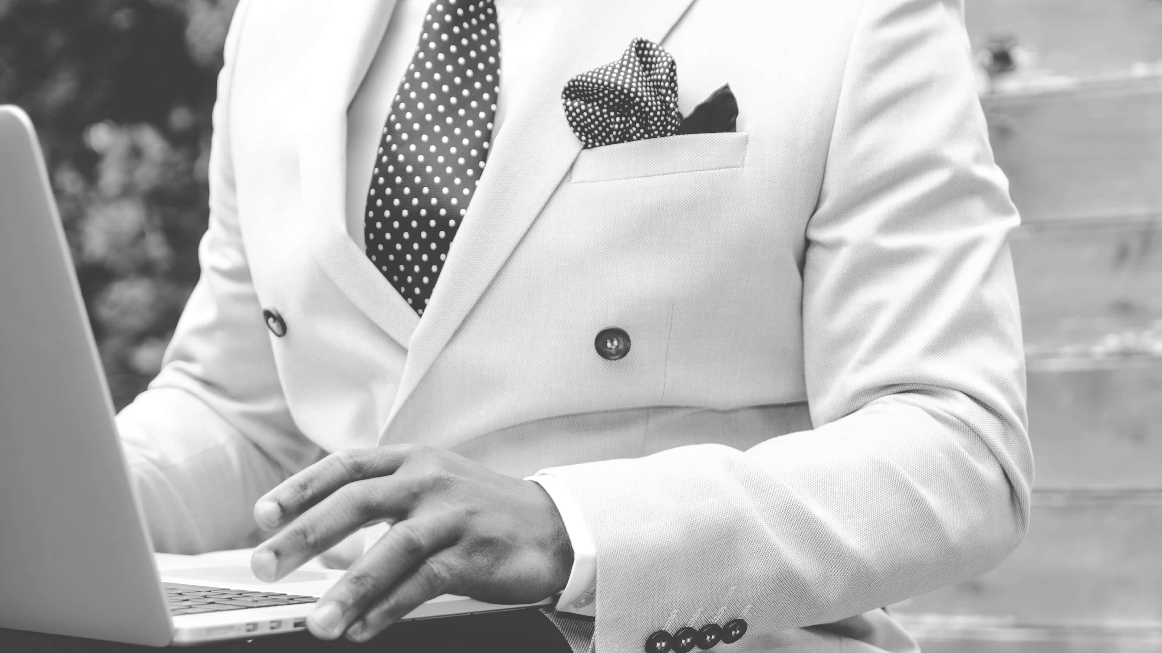 white suit, polka dot tie, laptop, 4K Desktop Wallpaper
