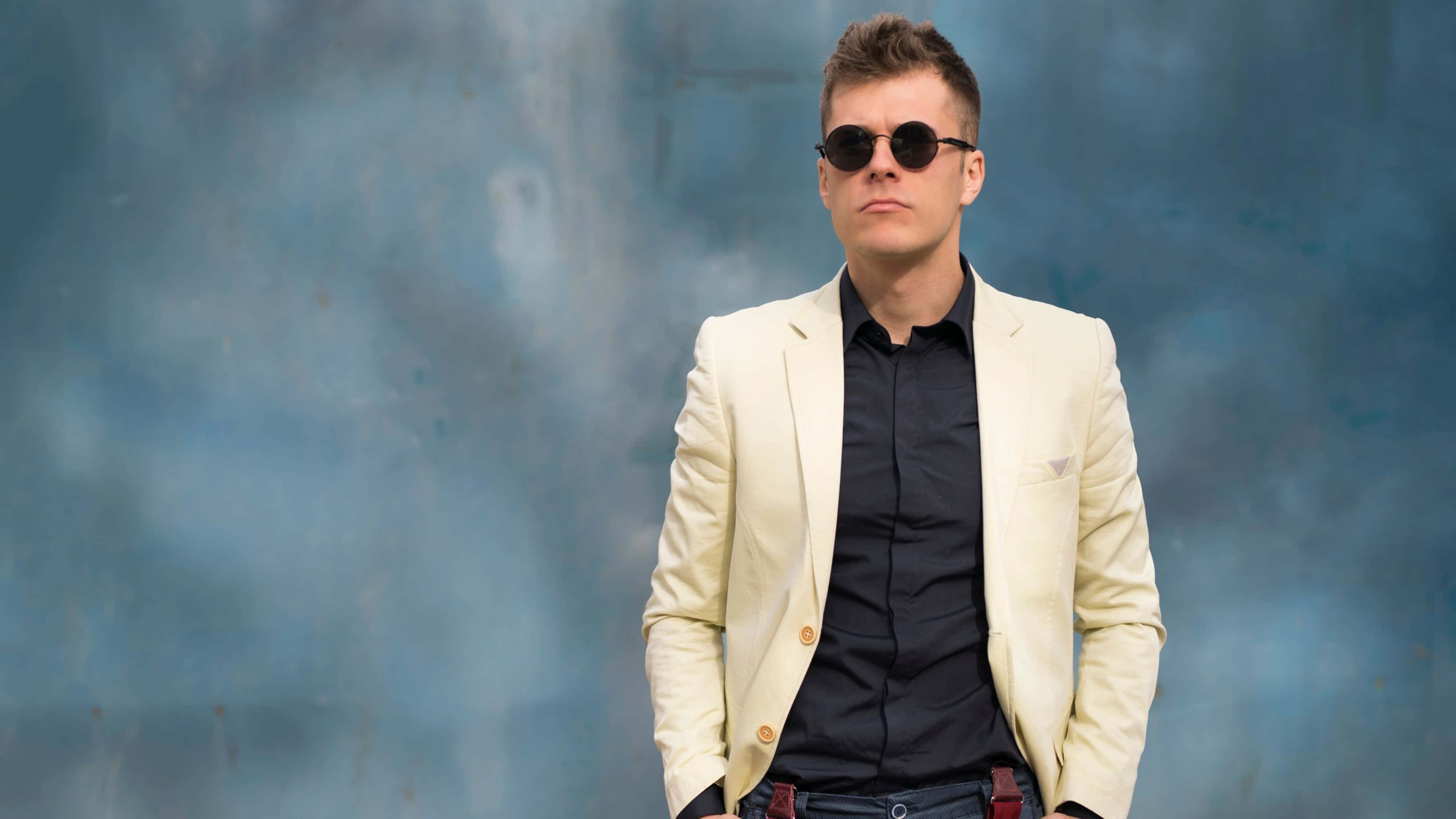 cream blazer, black shirt, round sunglasses, 4K Desktop Wallpaper