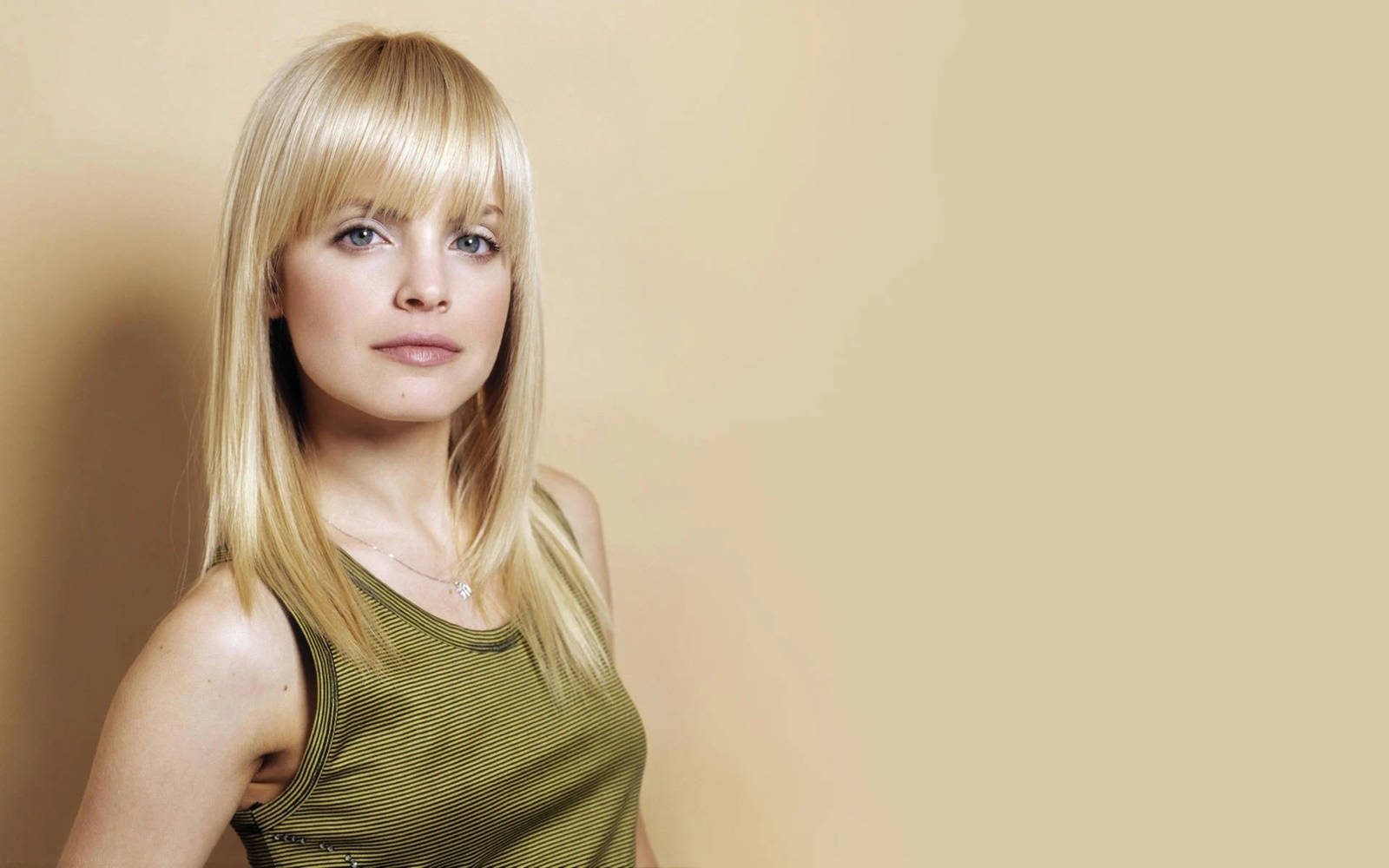 Mena Suvari, green top, blonde woman, HD Desktop Wallpaper