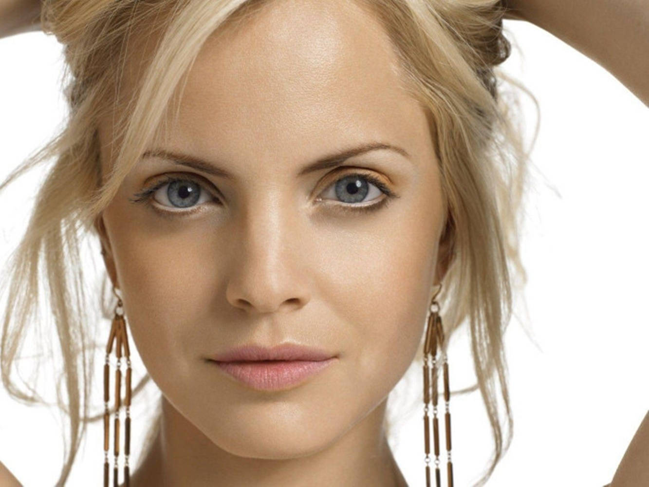Mena Suvari, Drape Earrings, blonde woman, HD Desktop Wallpaper