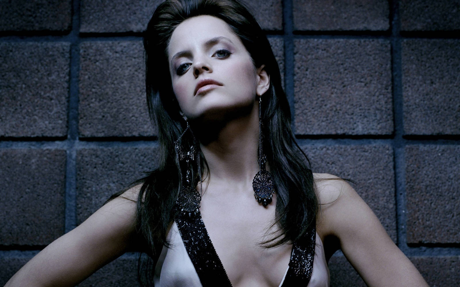 Mena Suvari, dark hair, dramatic makeup, HD Desktop Wallpaper