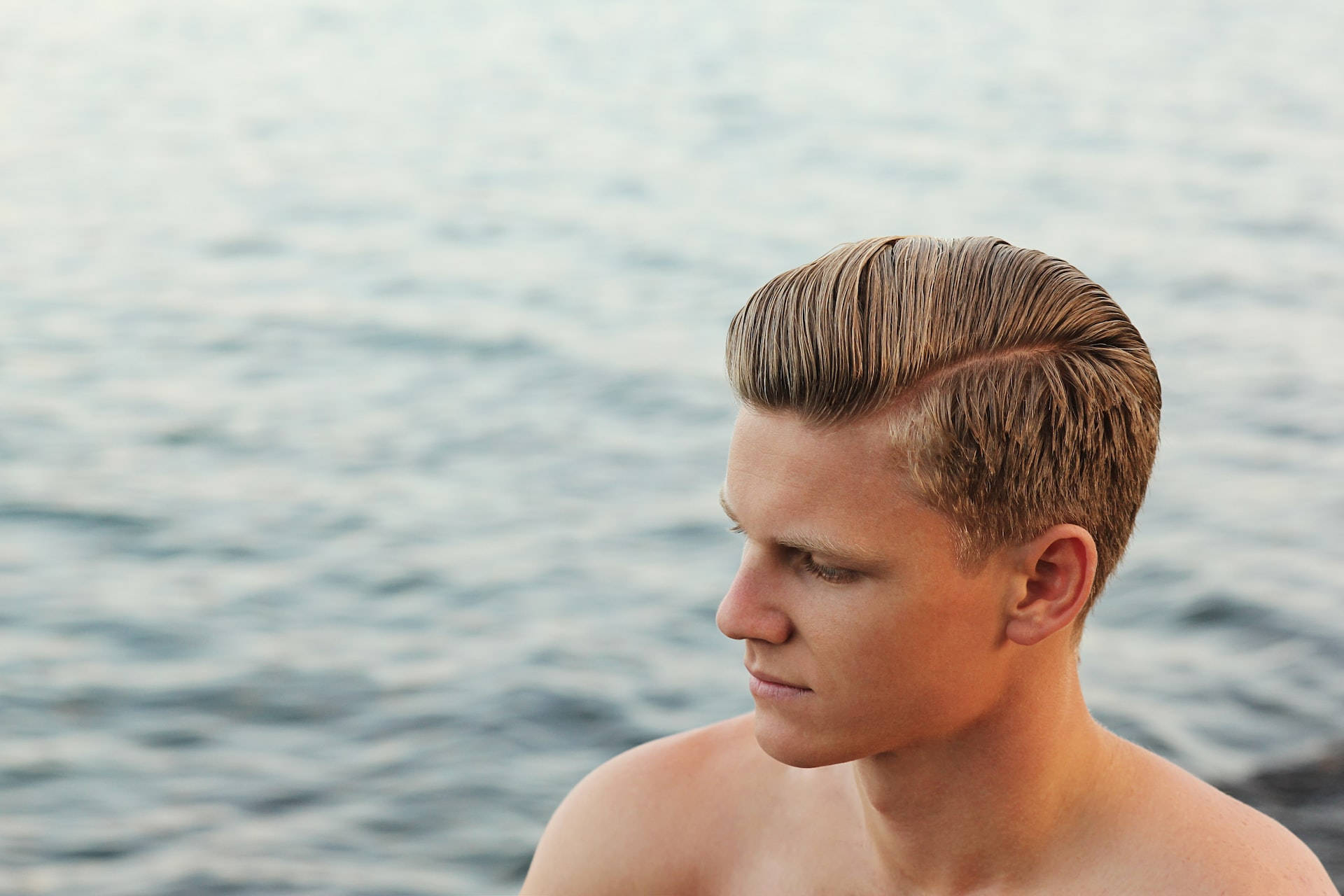classic side parting, blond hair, soft golden light, Full HD Desktop Wallpaper