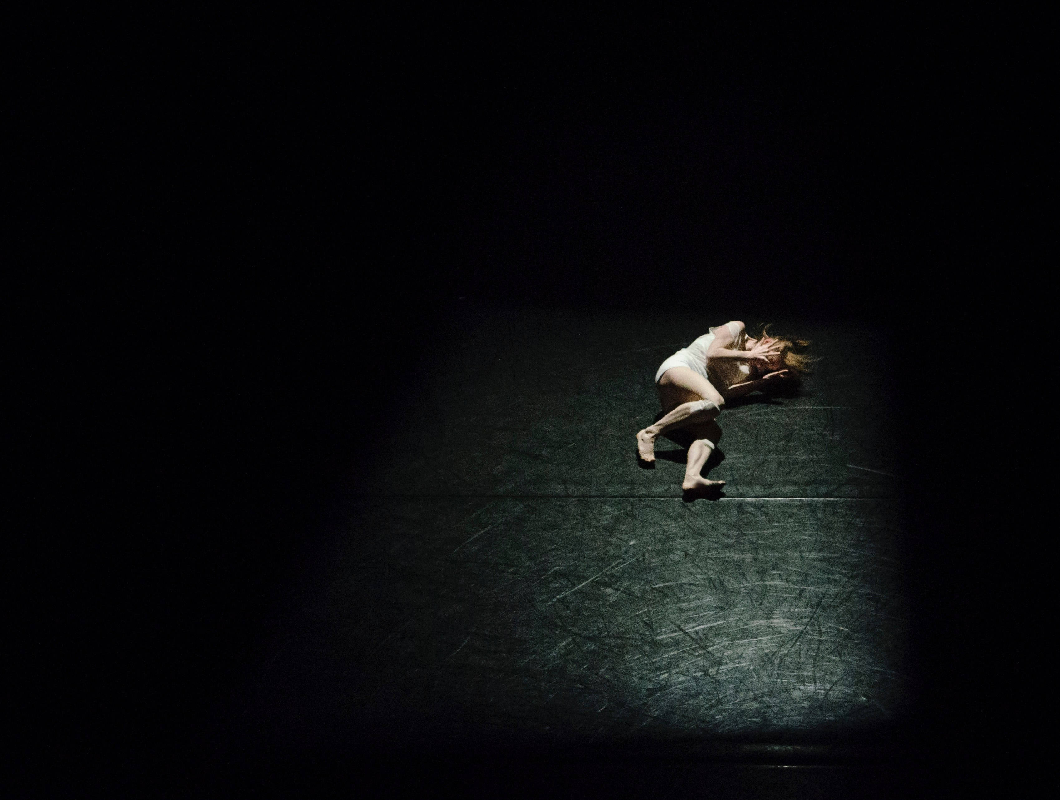lone dancer, white, dark stage floor, 2K Desktop Wallpaper