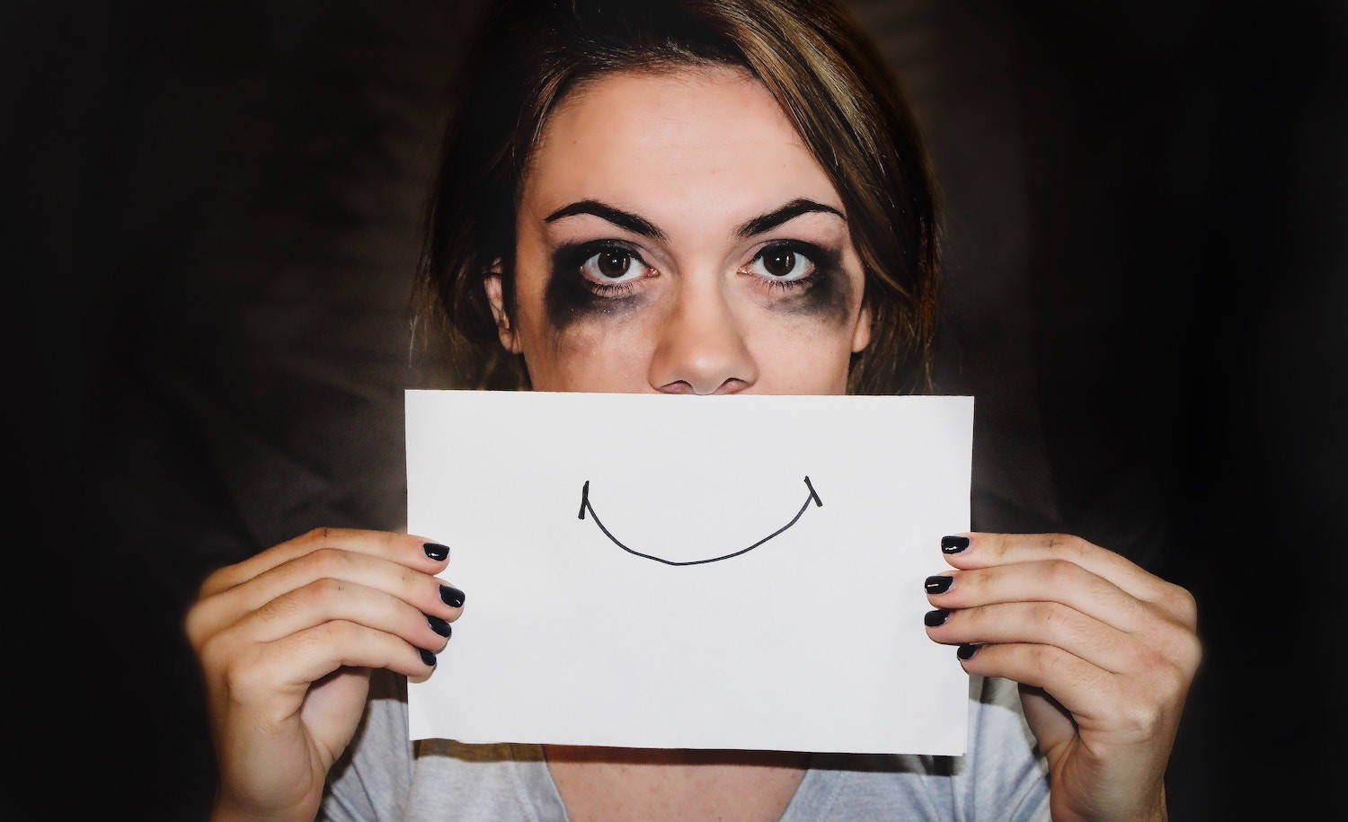 anxious girl, smiley face, dark smudged eye makeup, HD Desktop Wallpaper