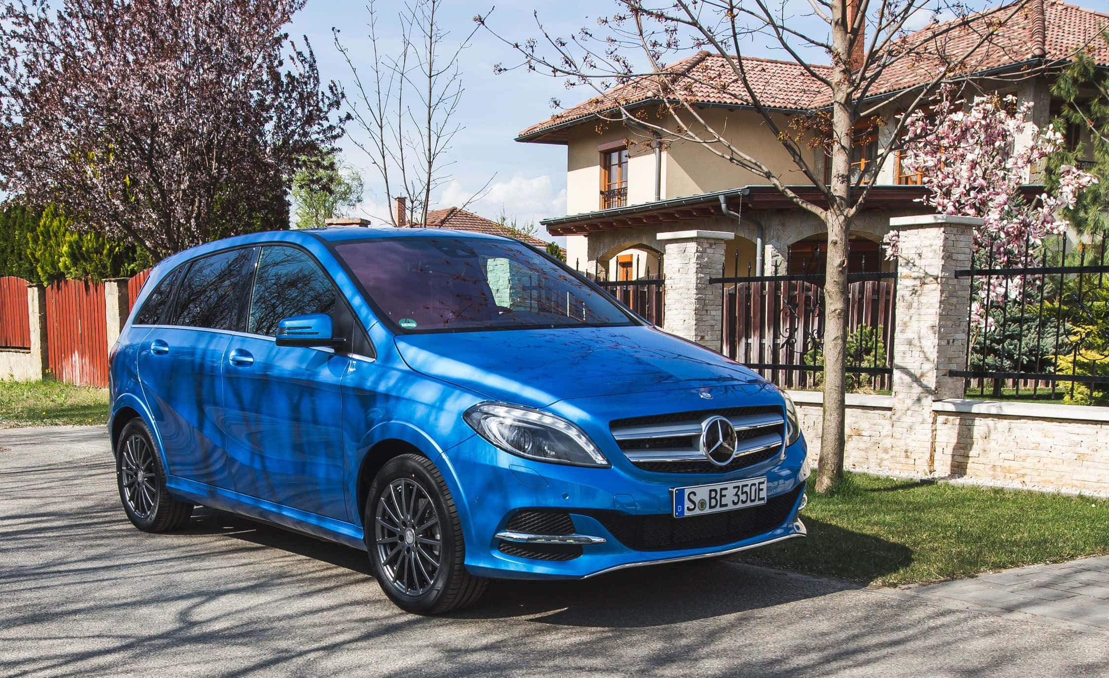 Mercedes Benz B-class, vibrant blue, station wagon, Full HD Desktop Wallpaper