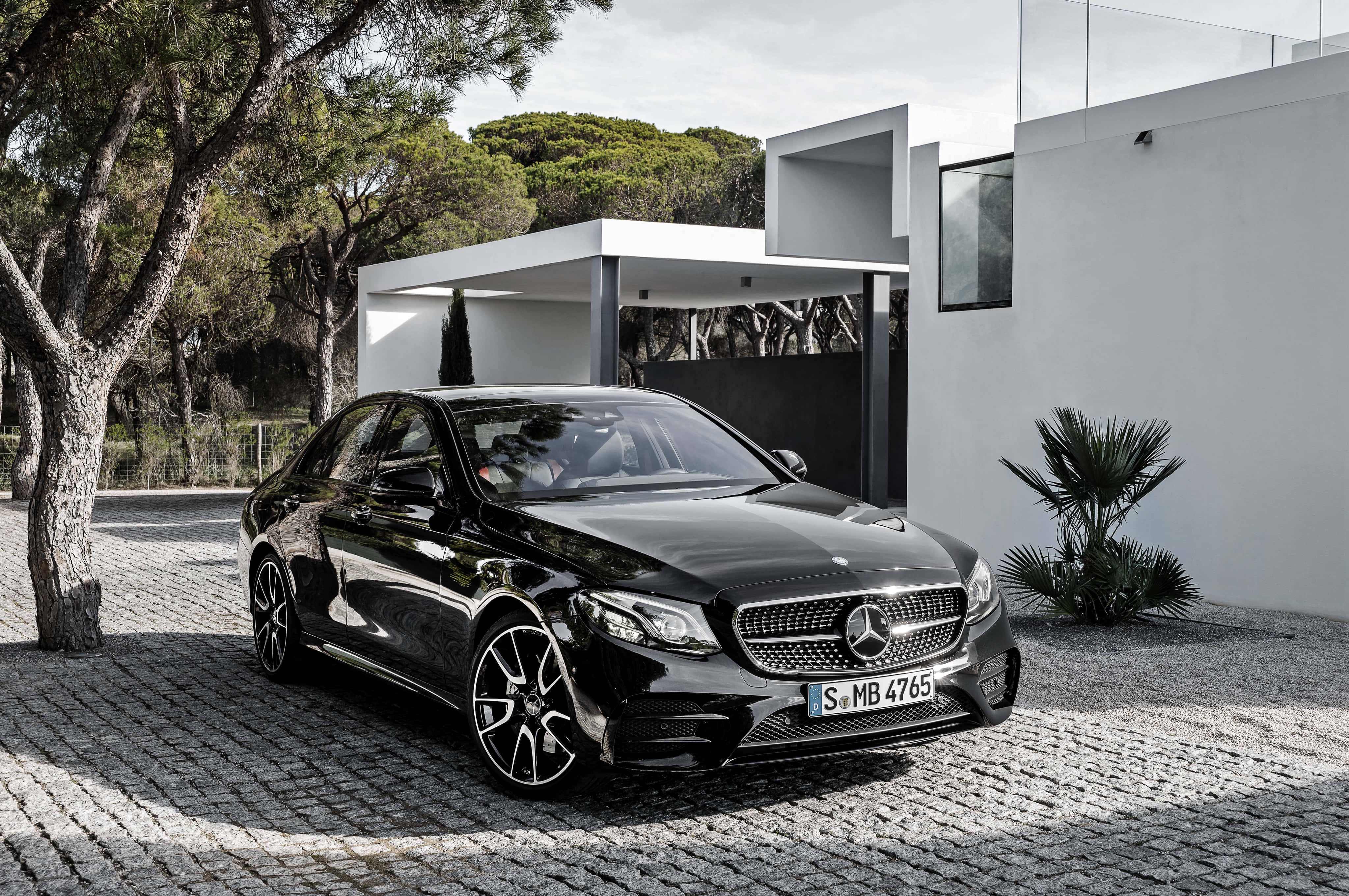 Mercedes Benz Clase E, shiny black, daylight, 4K Desktop Wallpaper