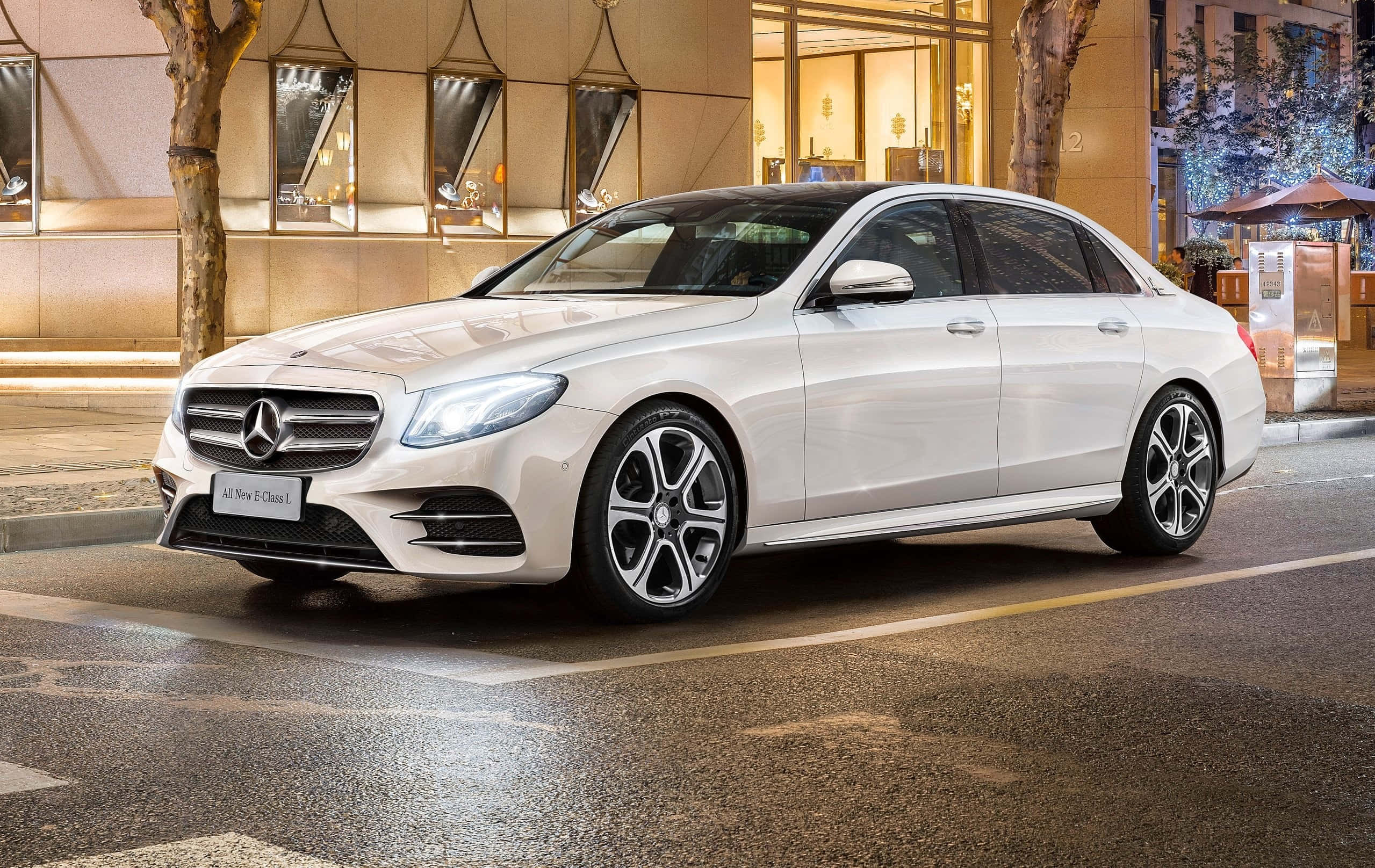 Mercedes Benz Clase E, Bright White, city lights, Full HD Desktop Wallpaper