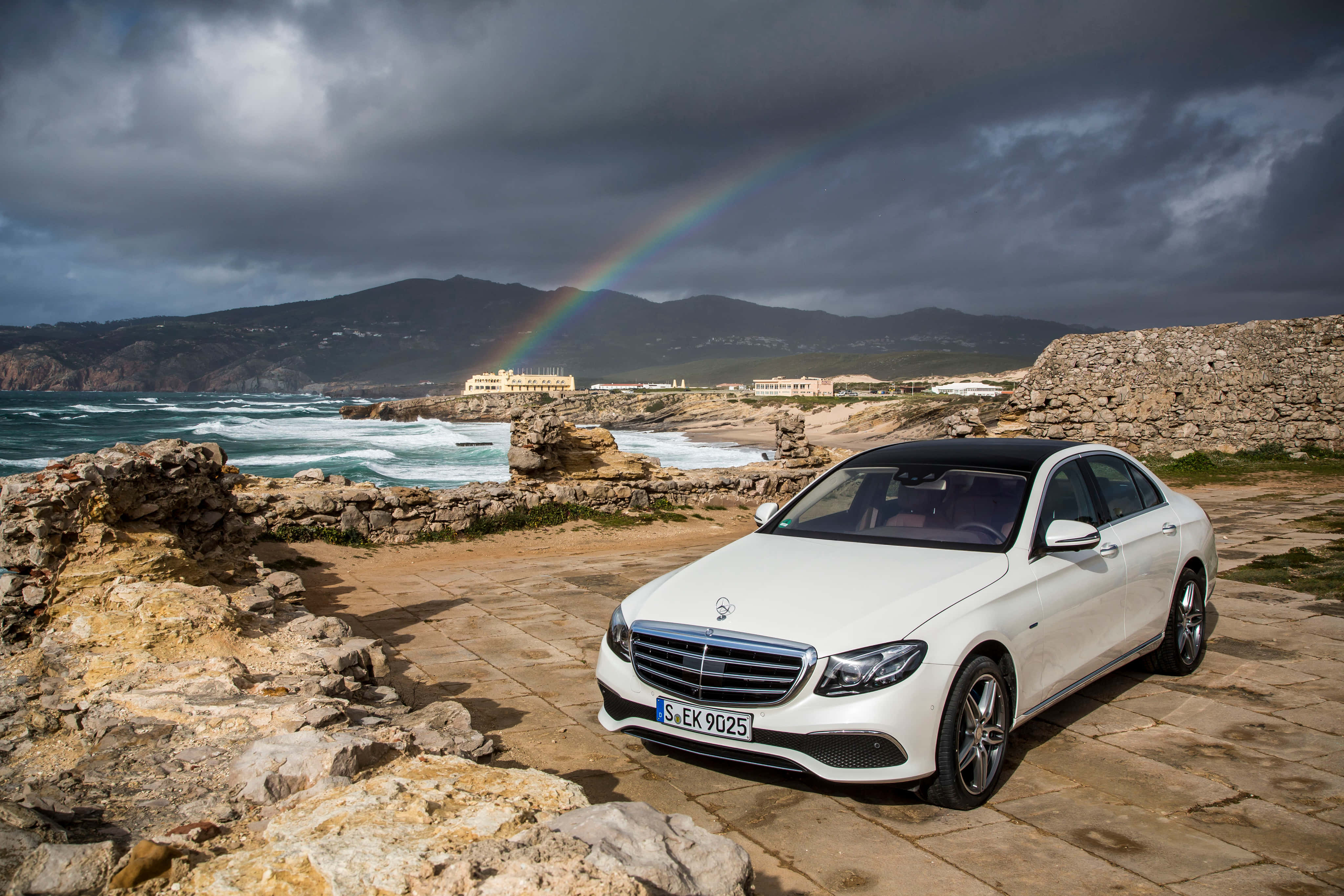 Mercedes Benz Clase E, white Mercedes sedan, stone path, 4K Desktop Wallpaper