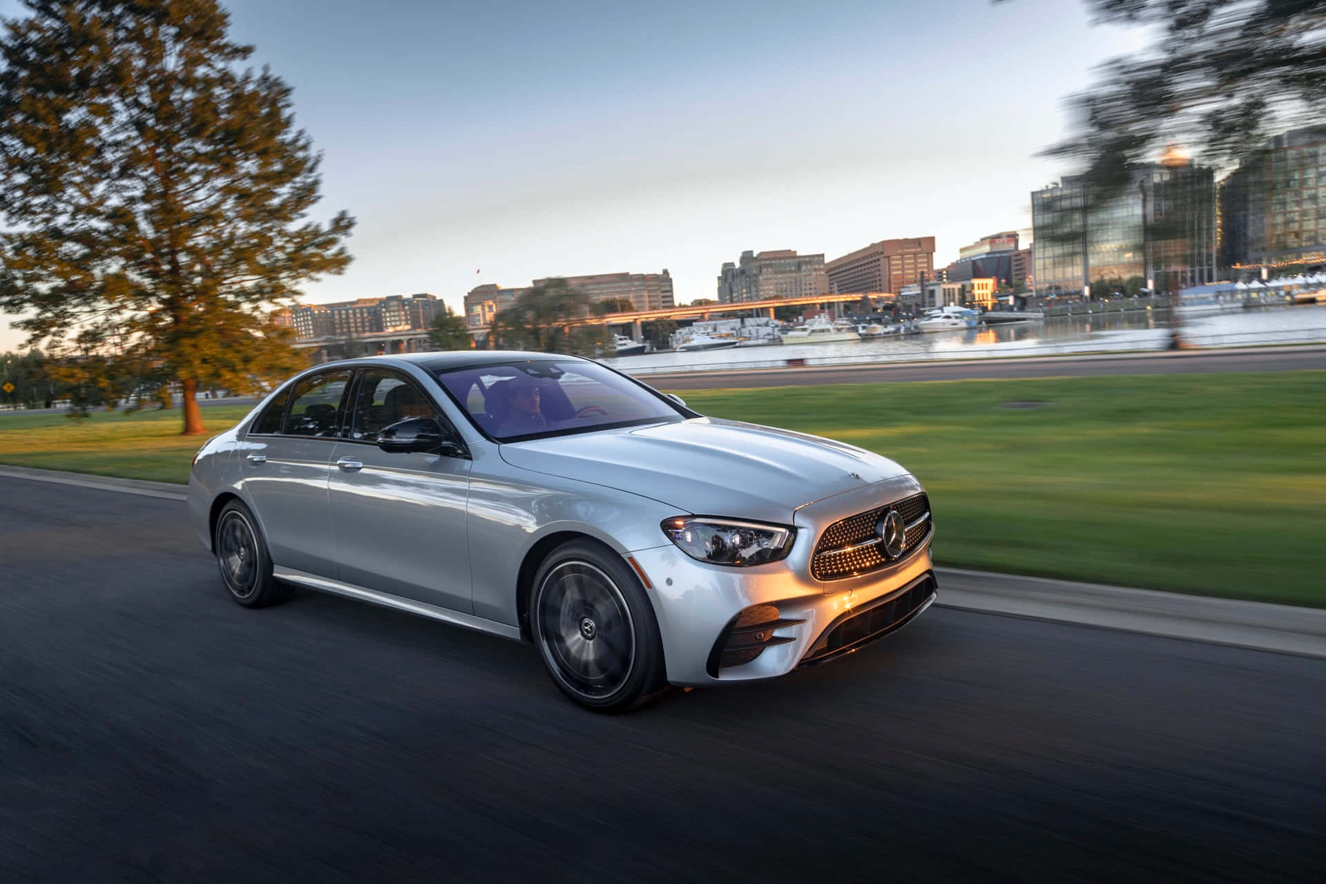 Mercedes Benz Clase E, silver, city road, Full HD Desktop Wallpaper