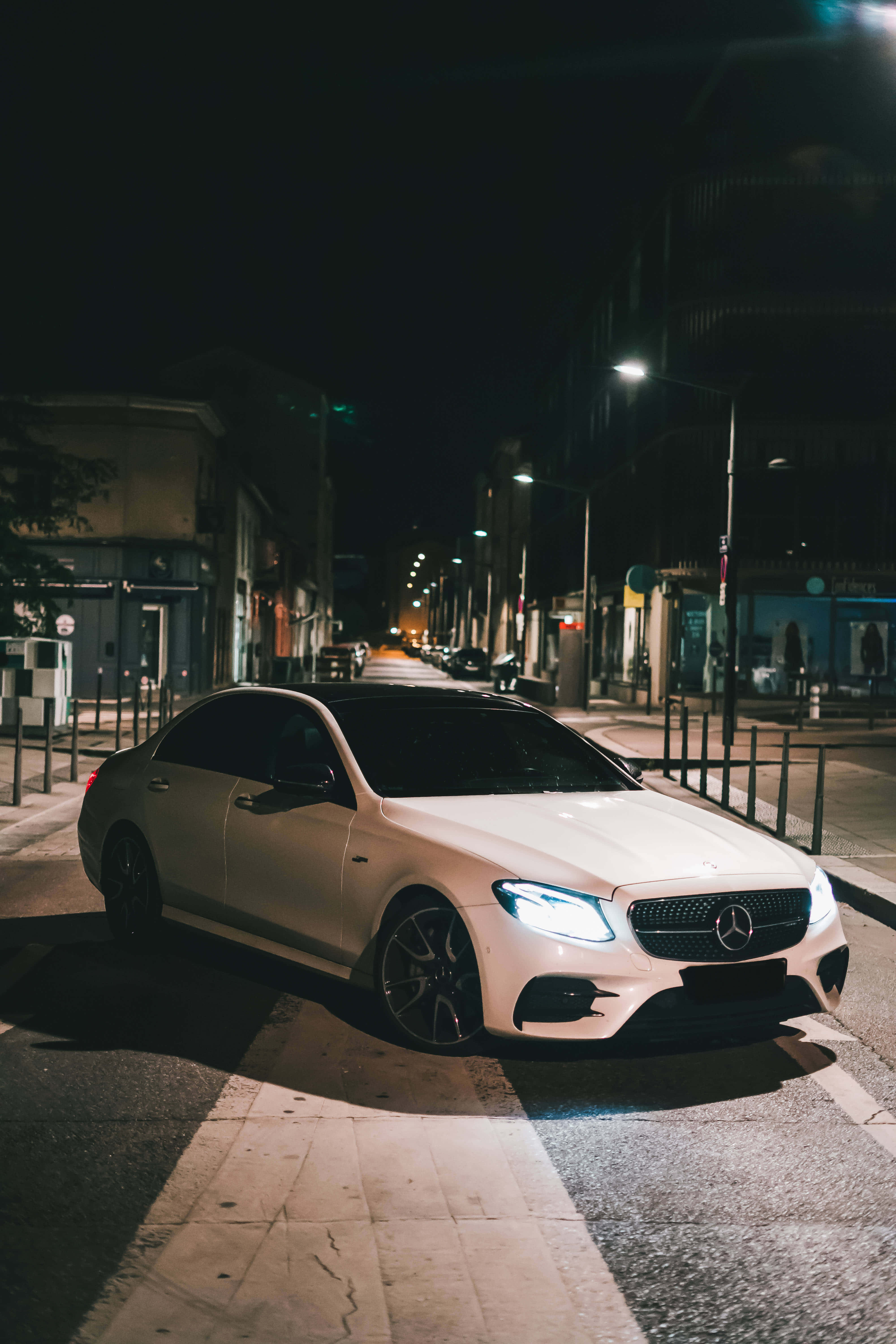 Mercedes Benz Clase E, white, streetlights, 5K Phone Wallpaper