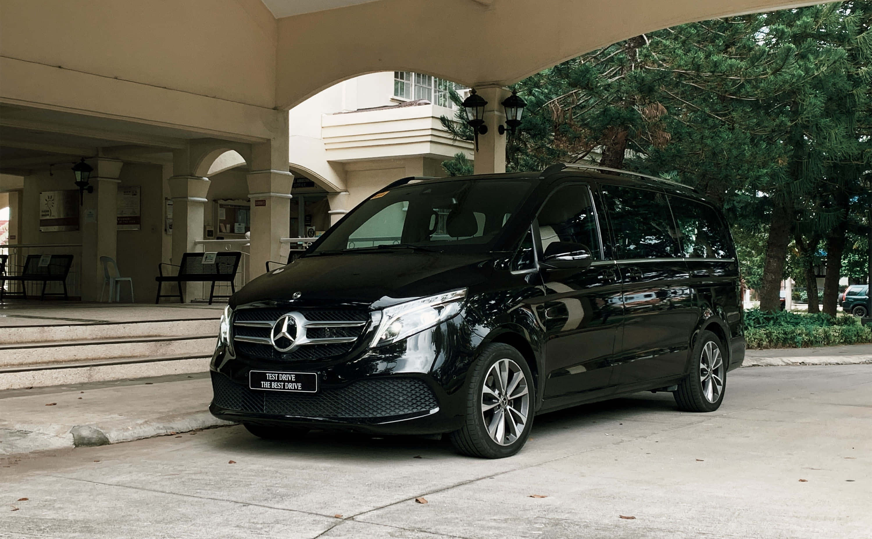 Mercedes-Benz V-Class, night cityscape, sleek black, 2K Desktop Wallpaper