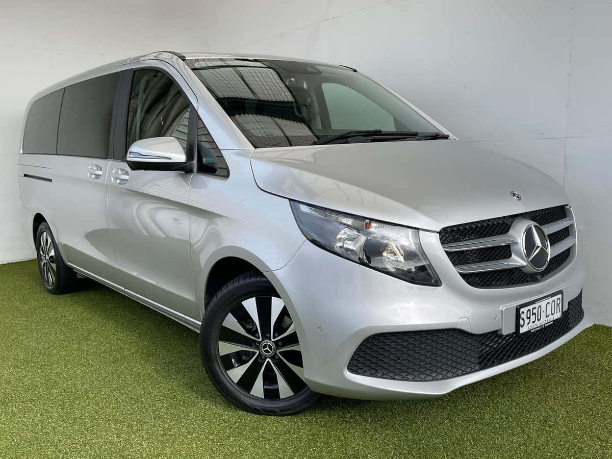 Mercedes-Benz V-Class, silver, green turf, SD Desktop Wallpaper