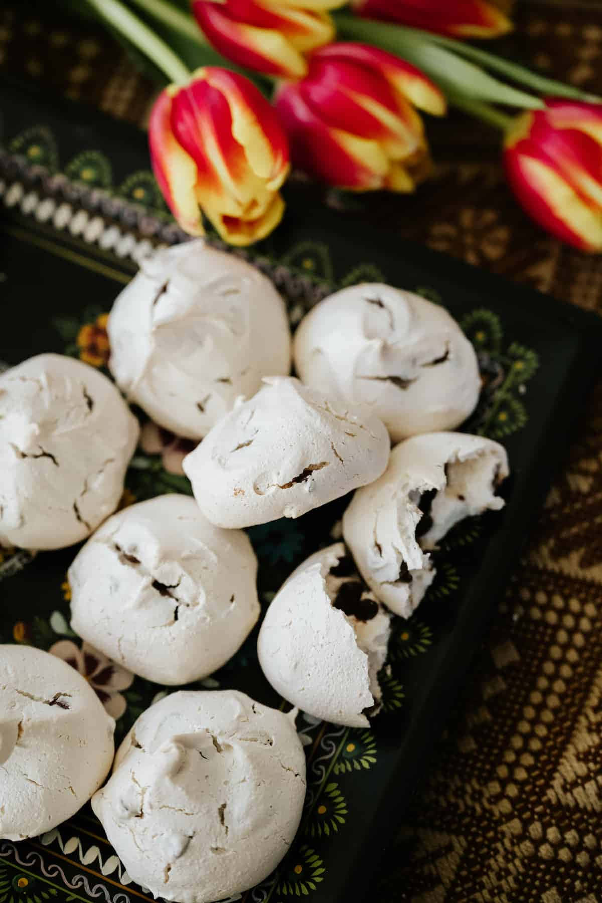 Meringue, white meringue cookies, dark chocolate chips, HD Phone Wallpaper