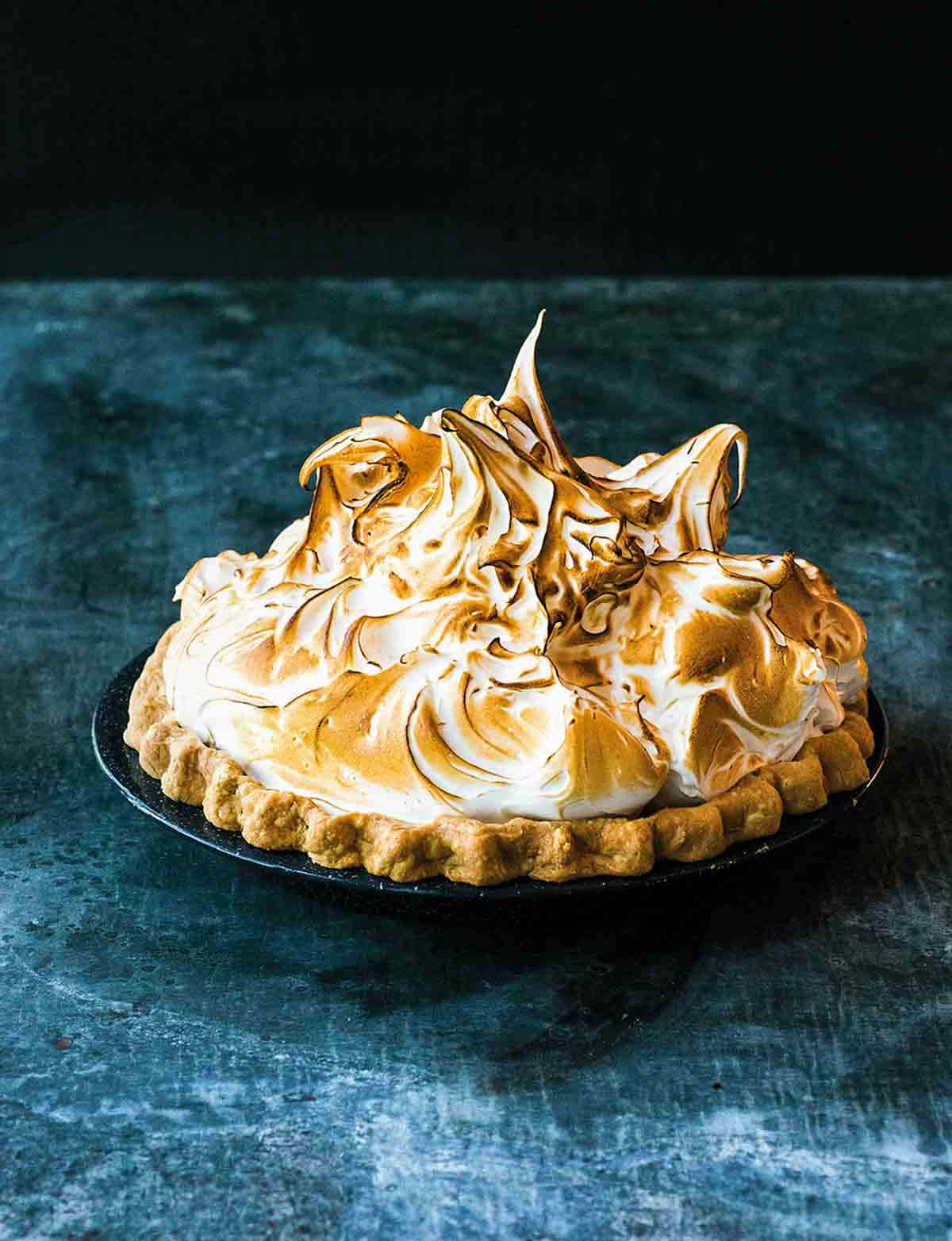 Meringue, golden-brown meringue-topped pie, dark textured plate, HD Phone Wallpaper