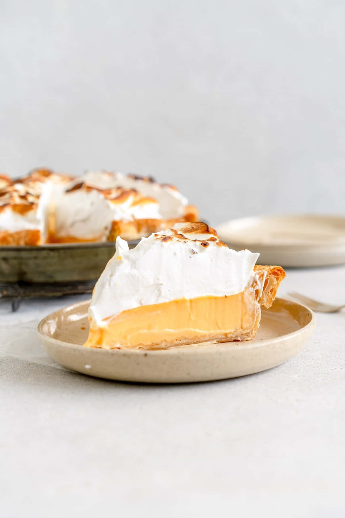 lemon meringue pie, toasted meringue, beige plate, HD Phone Wallpaper