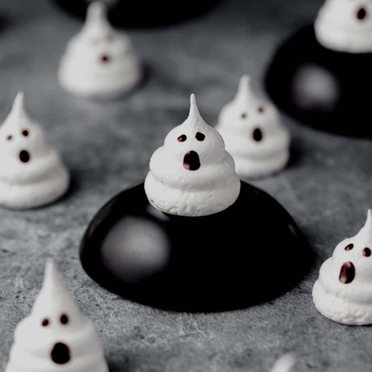 Meringue, white ghost-shaped meringues, chocolate eyes and mouths, SD Desktop Wallpaper
