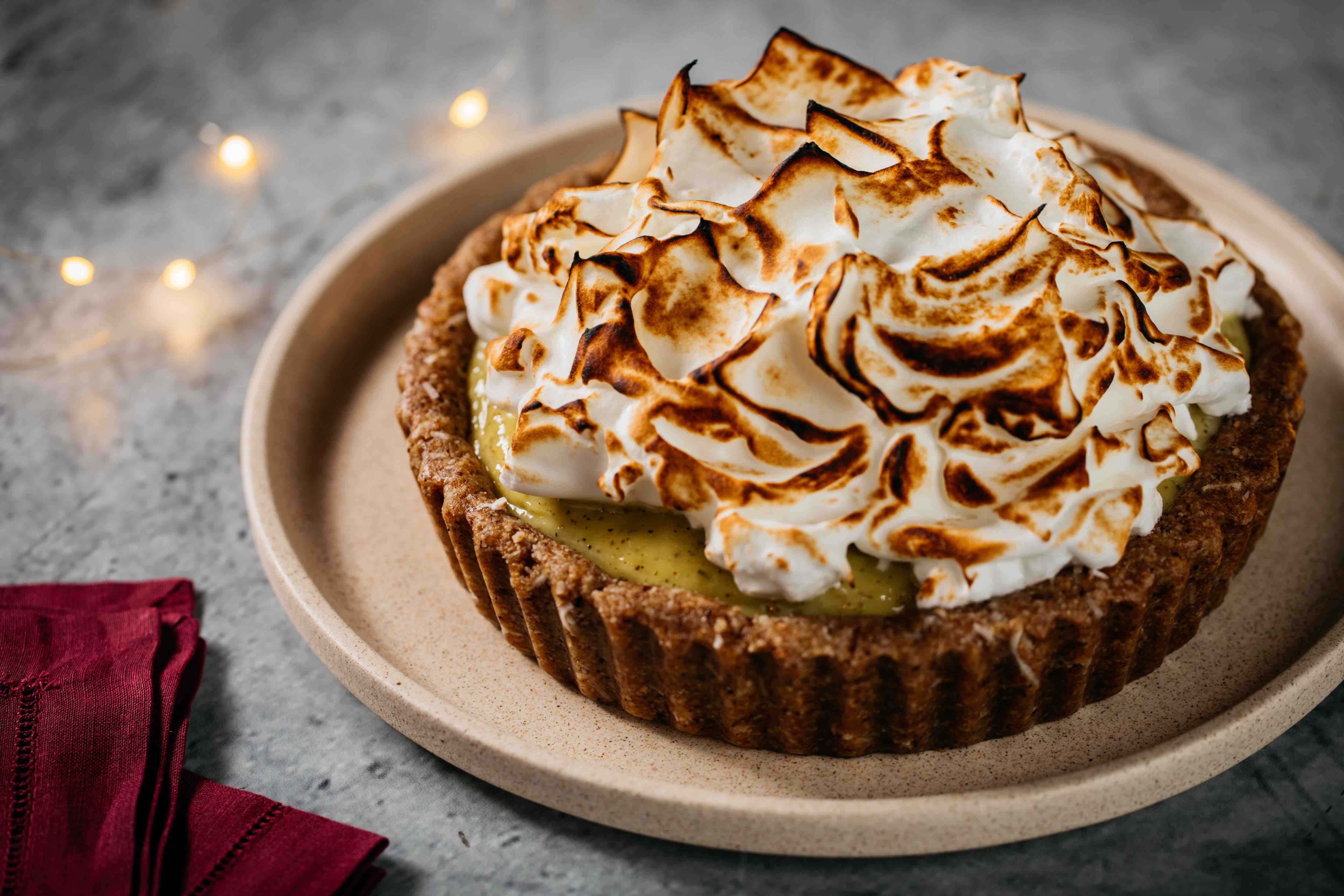 meringue-topped tart, caramelized peaks, beige plate, 4K Desktop Wallpaper