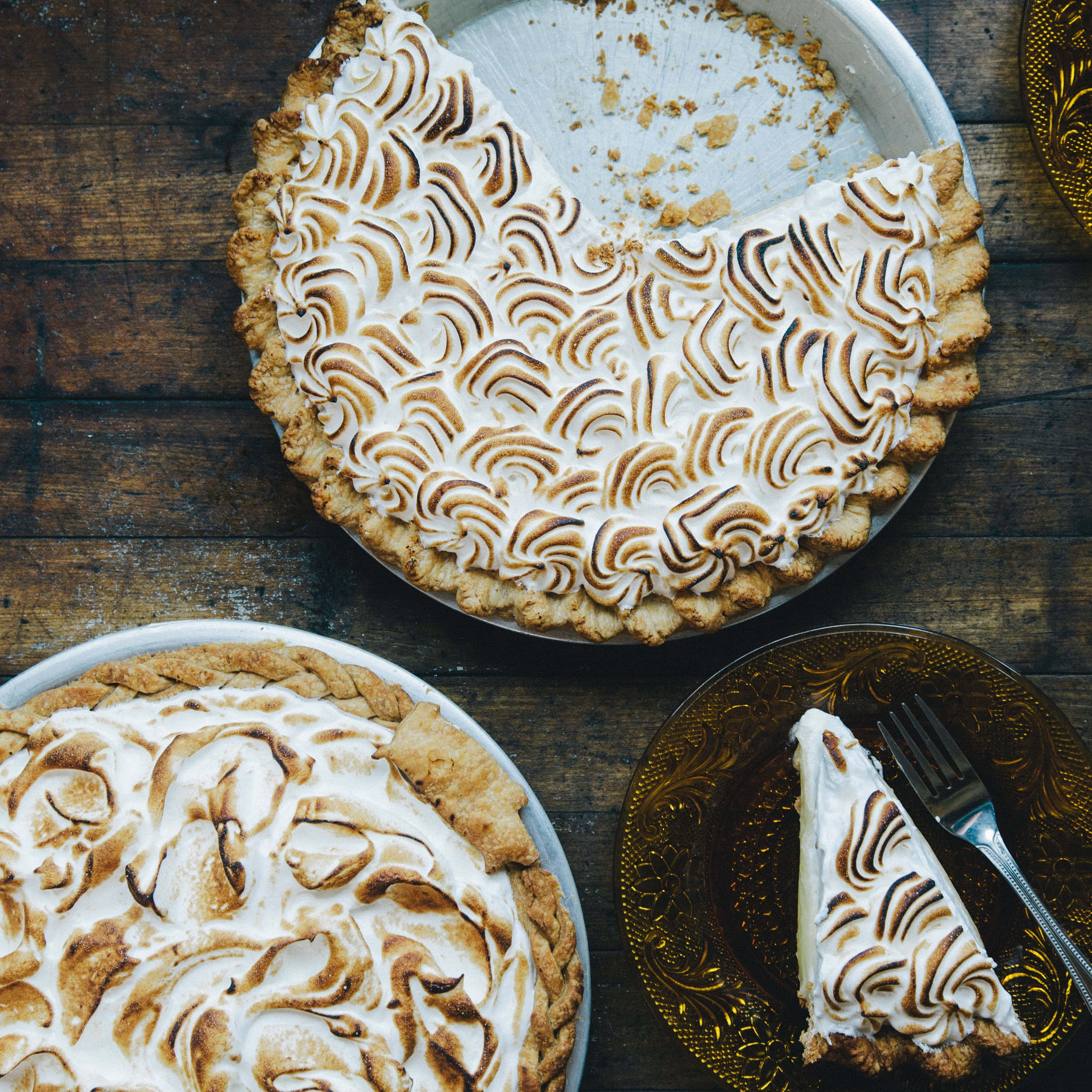Meringue, rustic wooden table, ornate plate, 2K Desktop Wallpaper