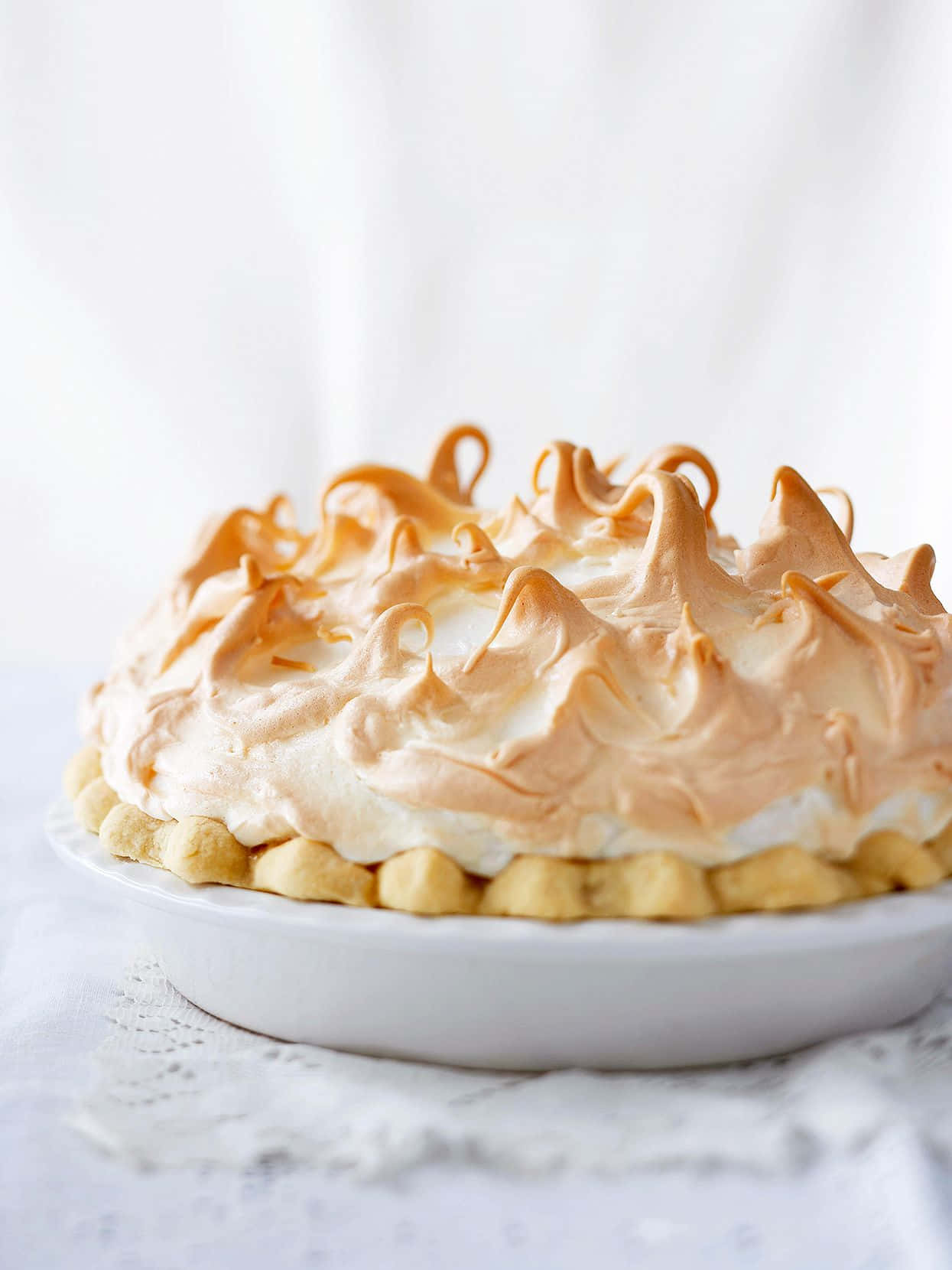 Meringue, golden-brown meringue-topped pie, white dish, HD Phone Wallpaper