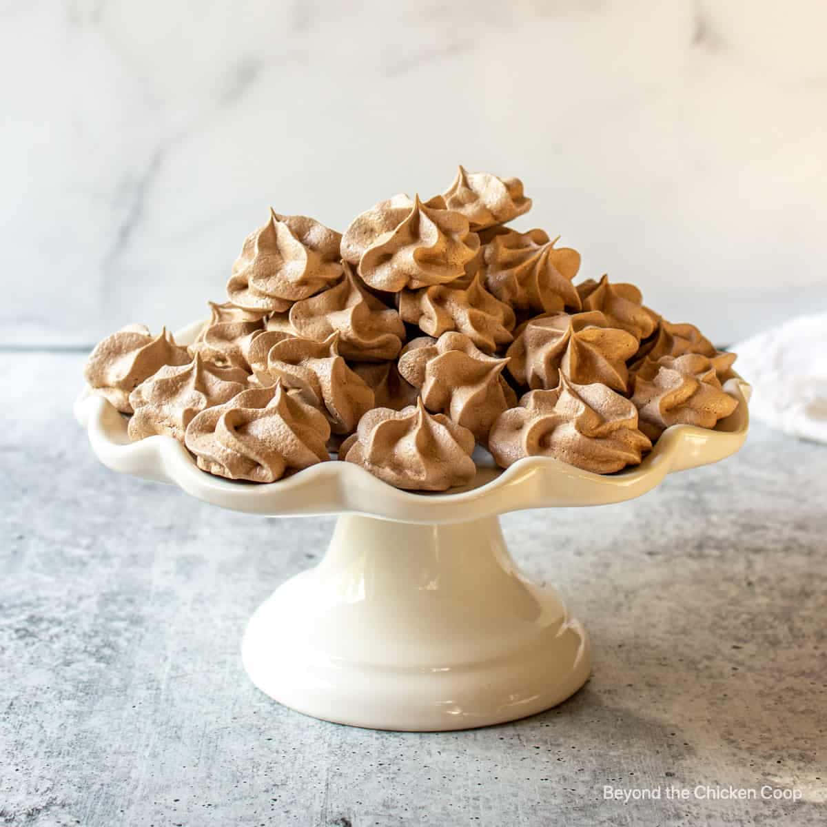 Meringue, chocolate meringue kisses, white ceramic cake stand, SD Desktop Wallpaper