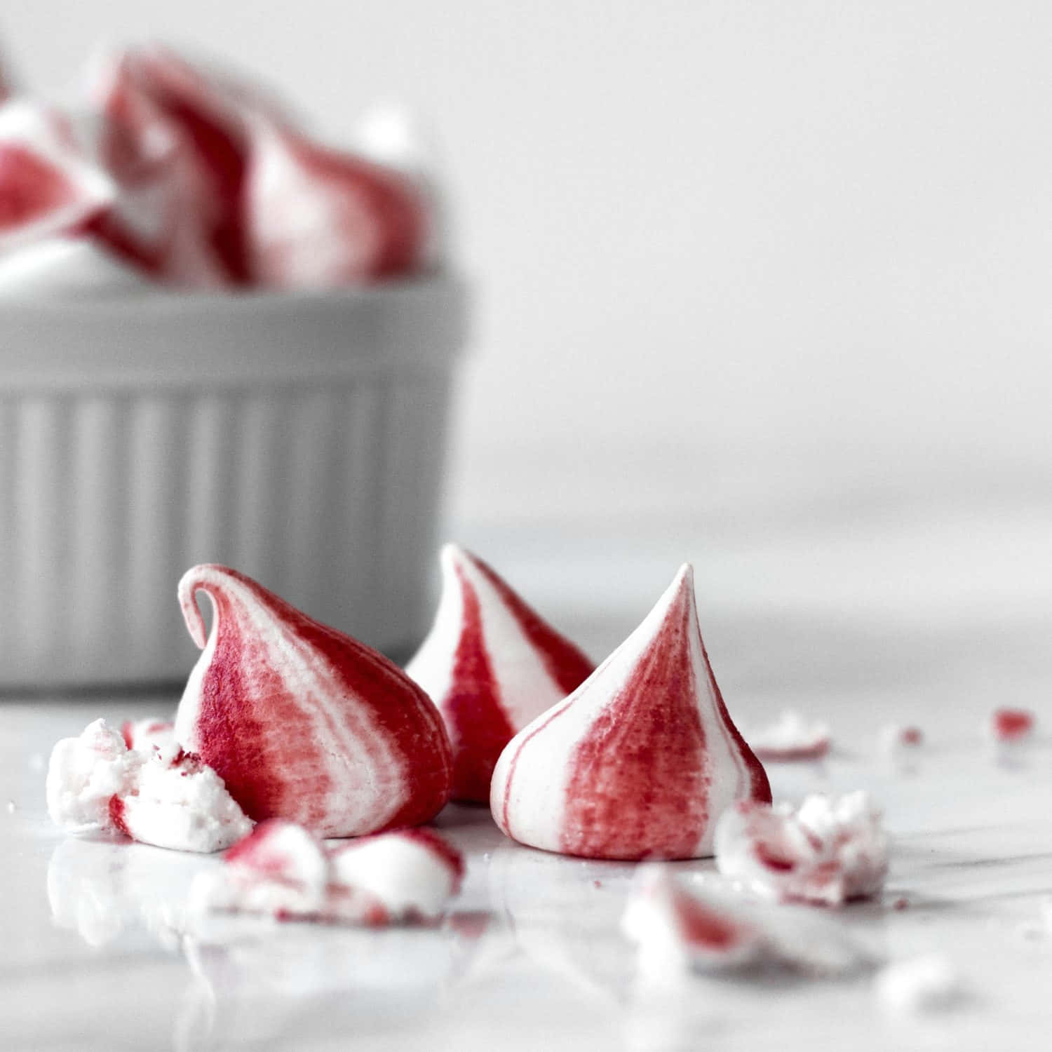 meringue, red and white swirled meringue kisses, marble surface, HD Desktop Wallpaper