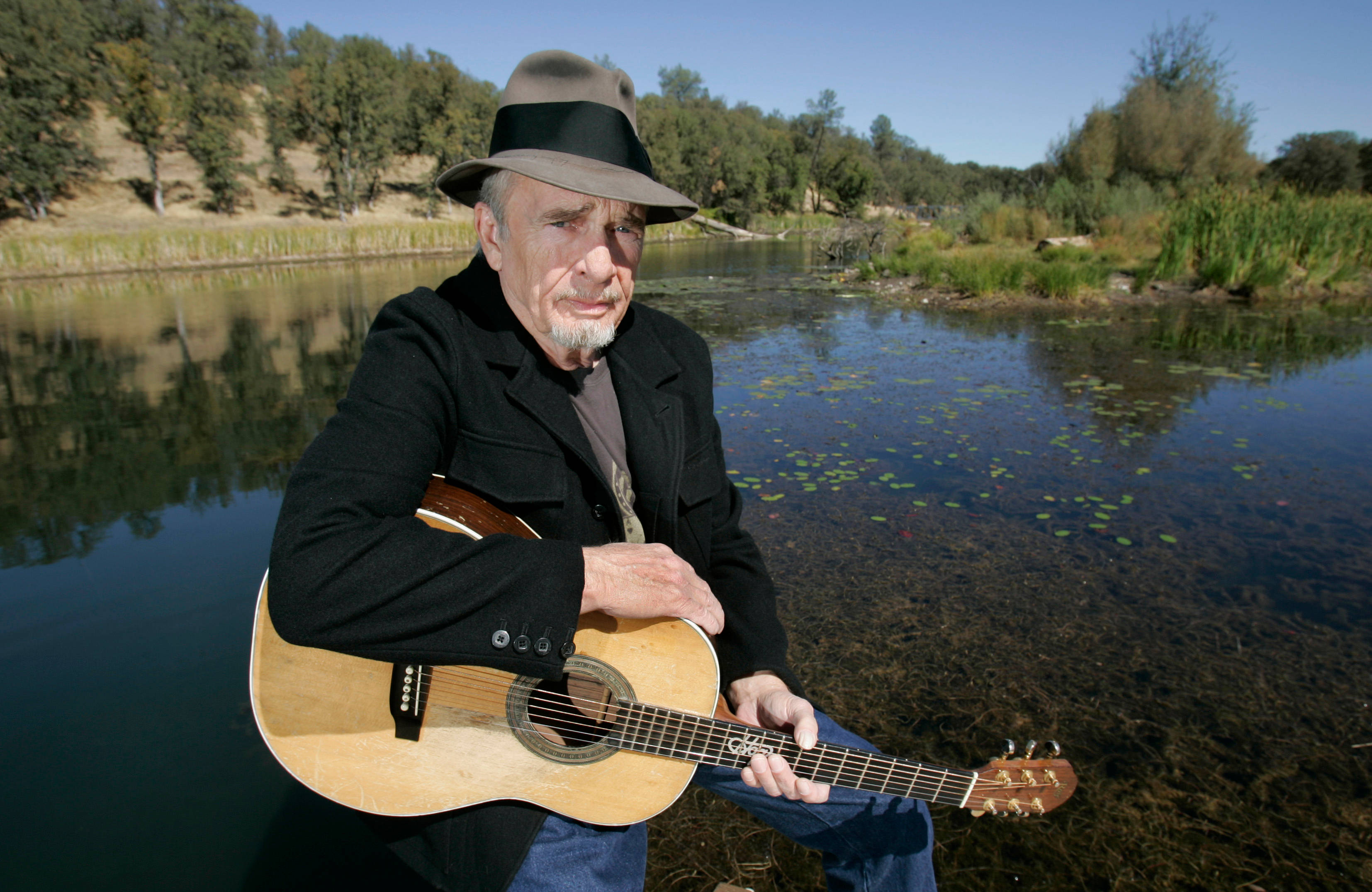 Merle Haggard, fedora, acoustic guitar, 2K Desktop Wallpaper