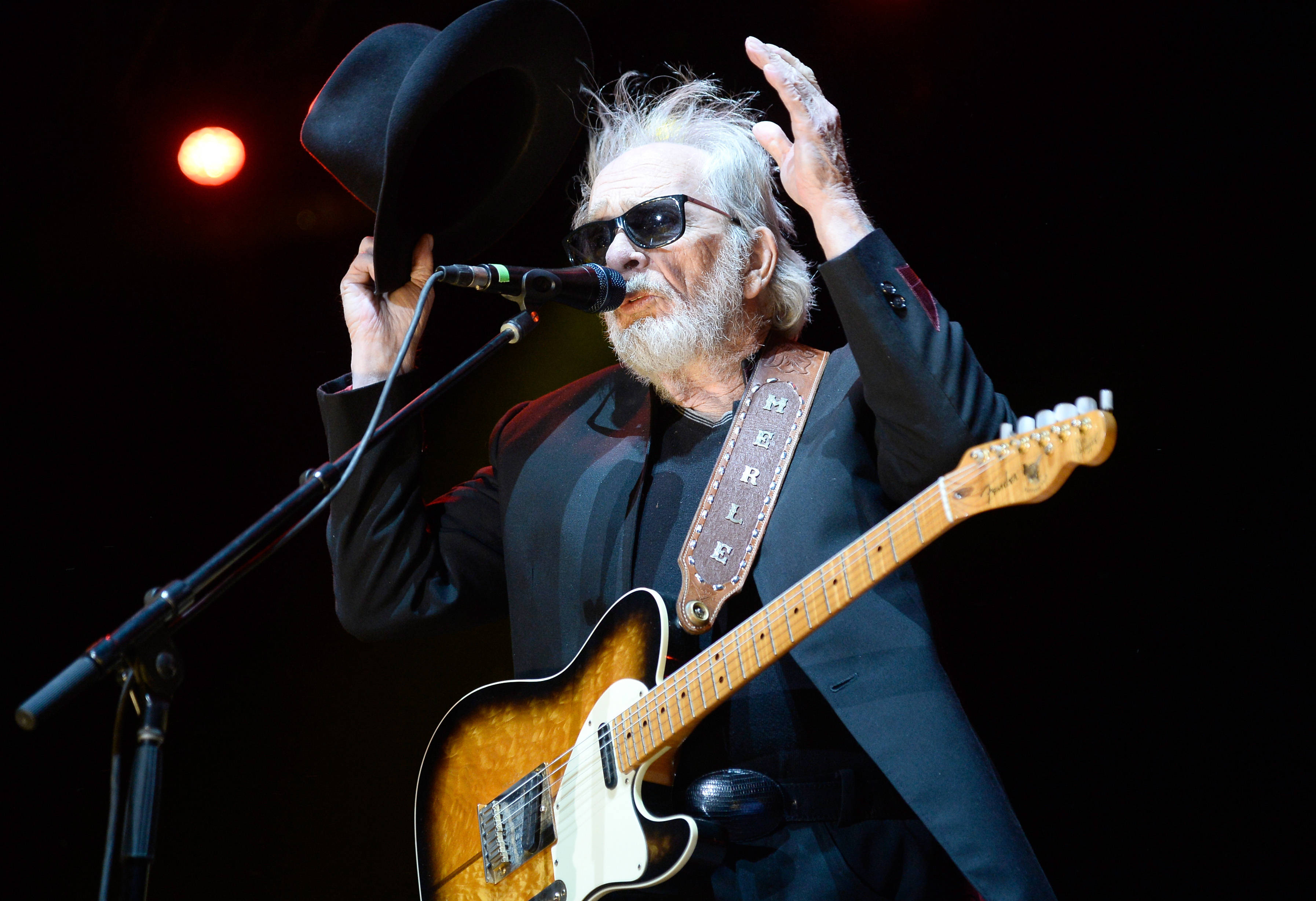 Merle Haggard, electric guitar, white beard, 2K Desktop Wallpaper