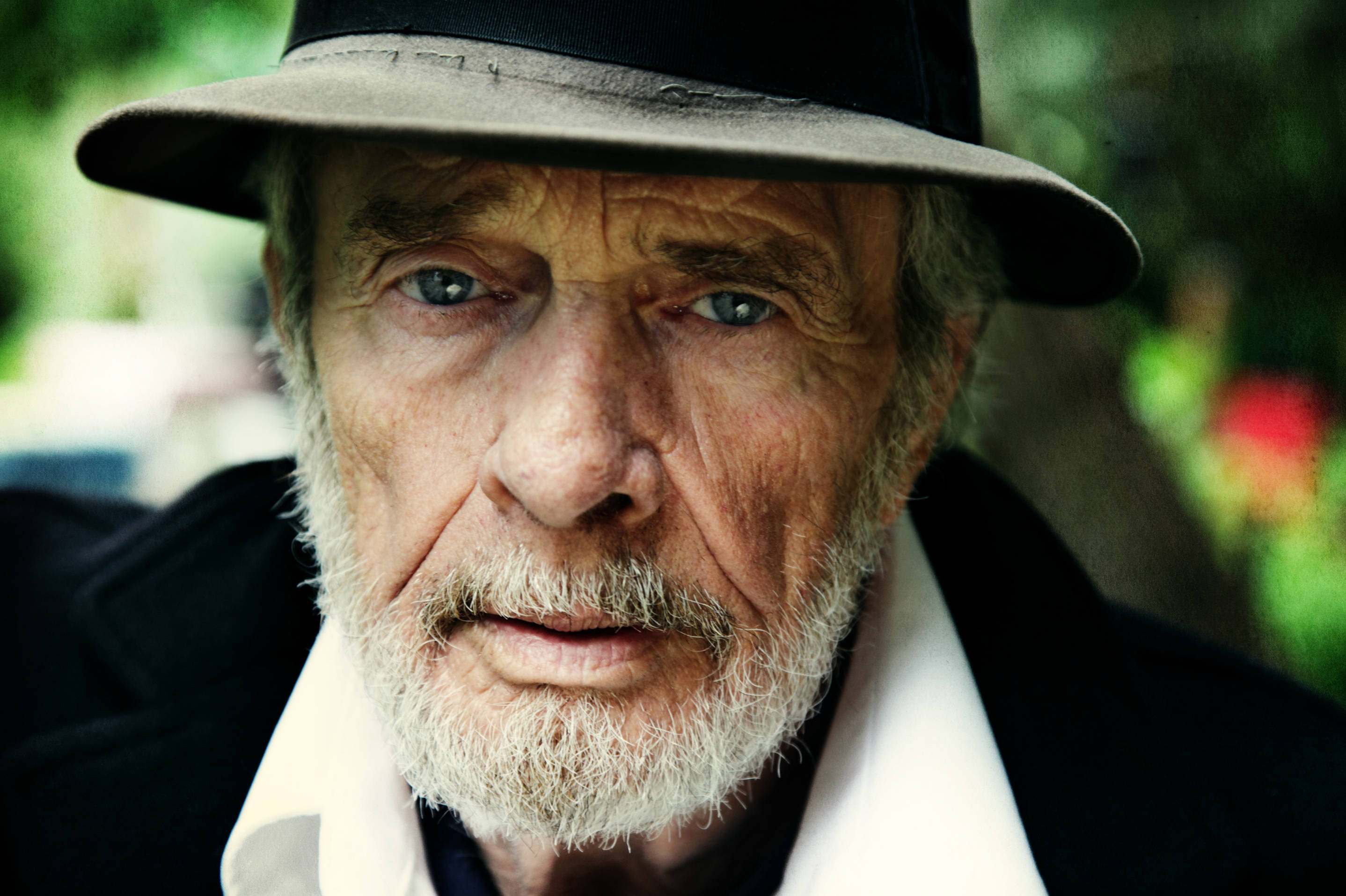 Merle Haggard, black and white portrait, fedora, 2K Desktop Wallpaper