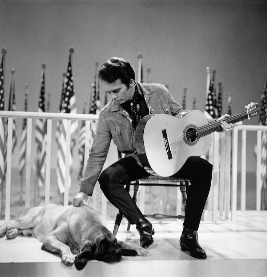 Merle Haggard, acoustic guitar, American flags, SD Phone Wallpaper