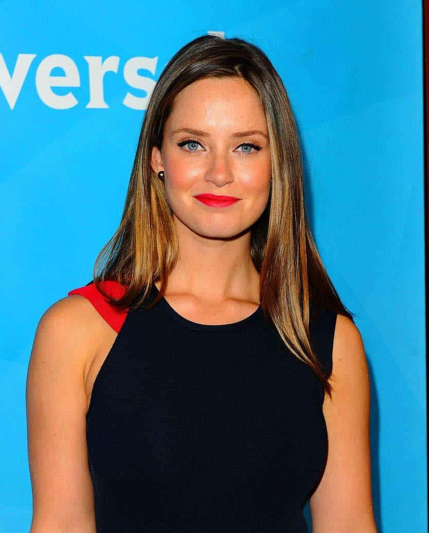 Merritt Patterson, red lipstick, bright blue background, SD Phone Wallpaper