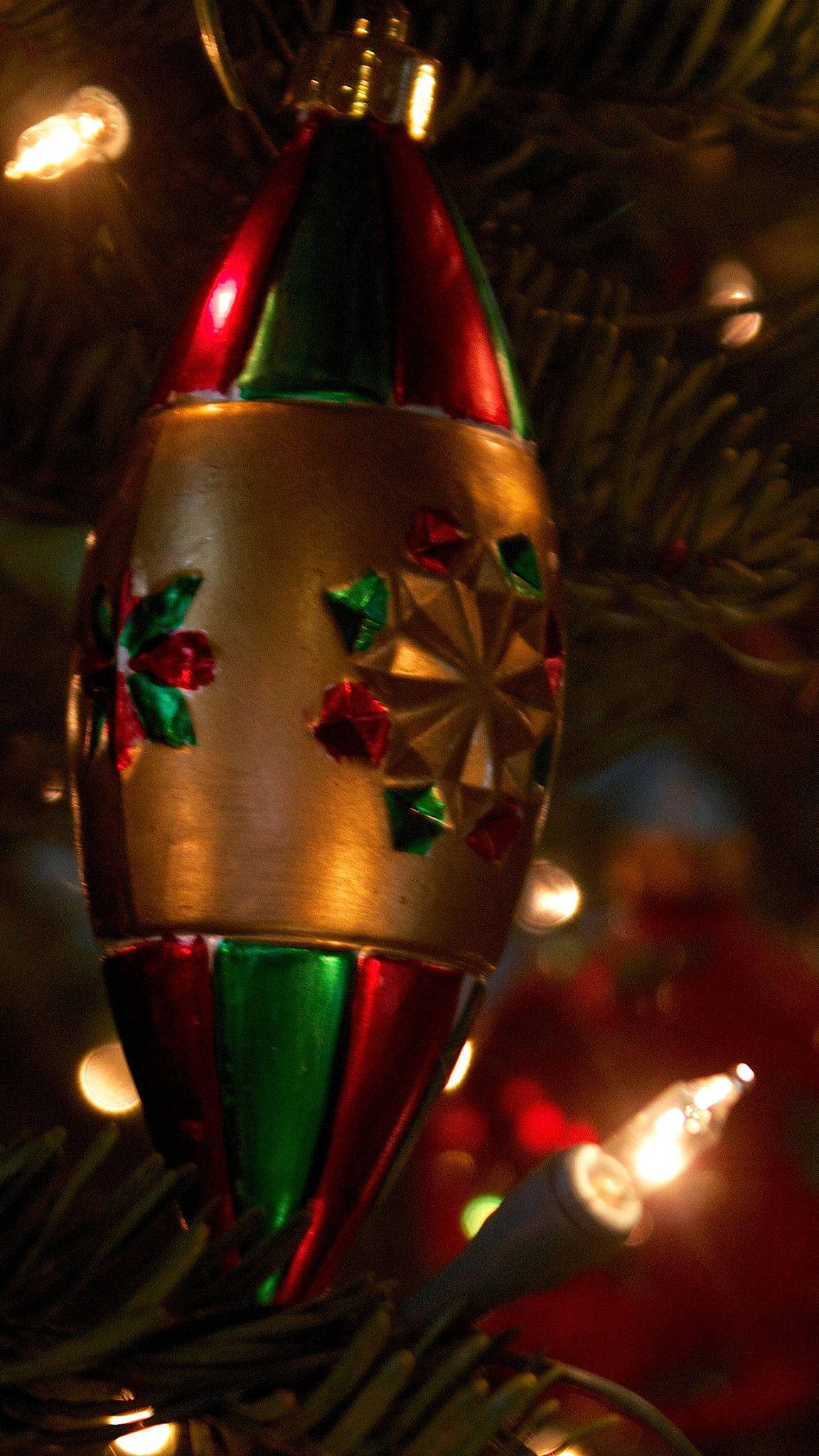 Christmas Lights iPhone, festive red green and gold Christmas ornament, glittering star and flower patterns, Full HD Phone Wallpaper