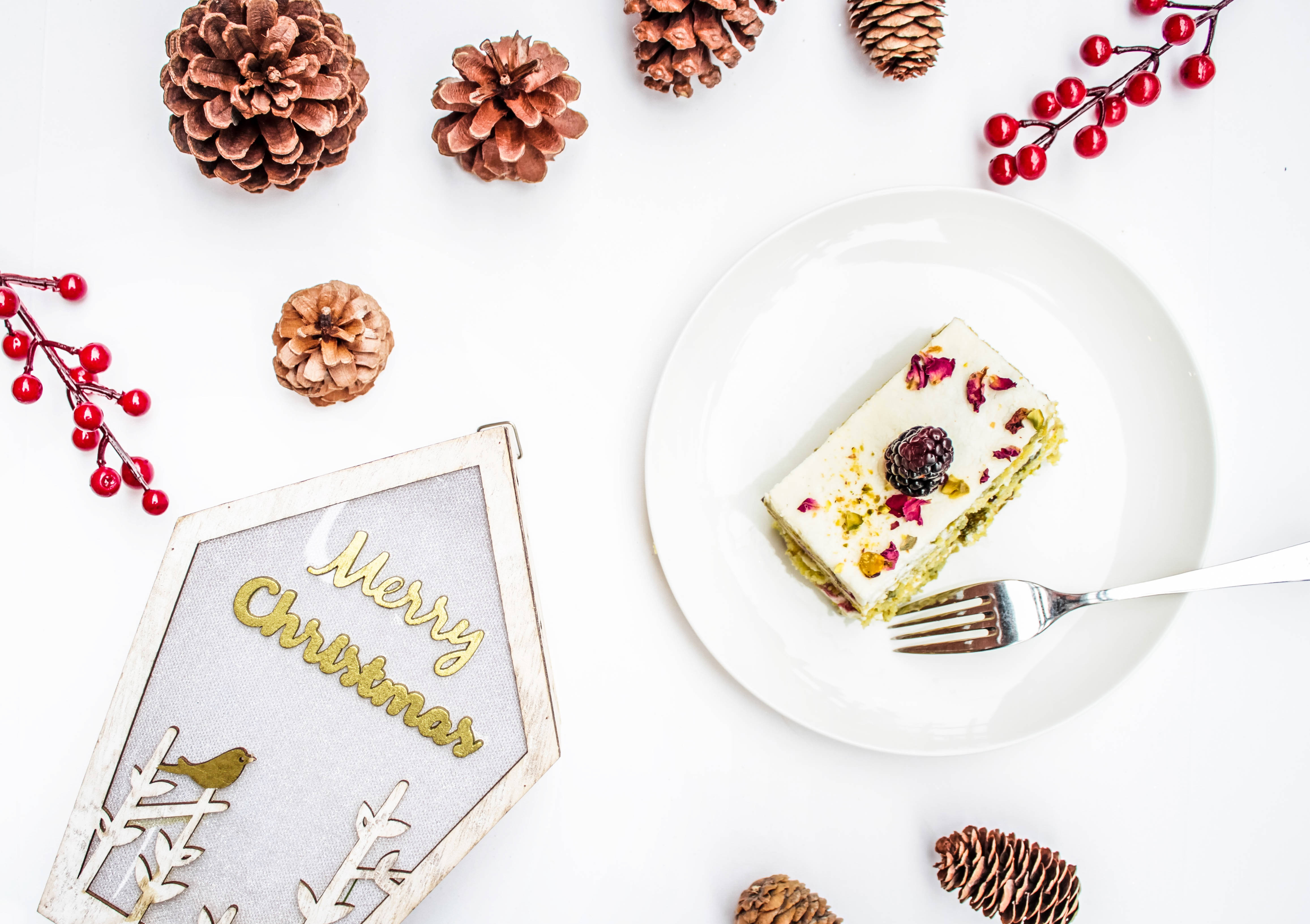 Merry Christmas, cake slice, rose petals, 4K Desktop Wallpaper