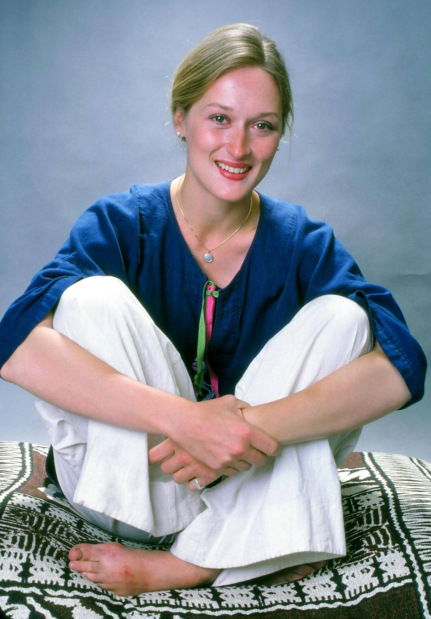 Meryl Streep, blue top, white pants, Full HD Phone Wallpaper