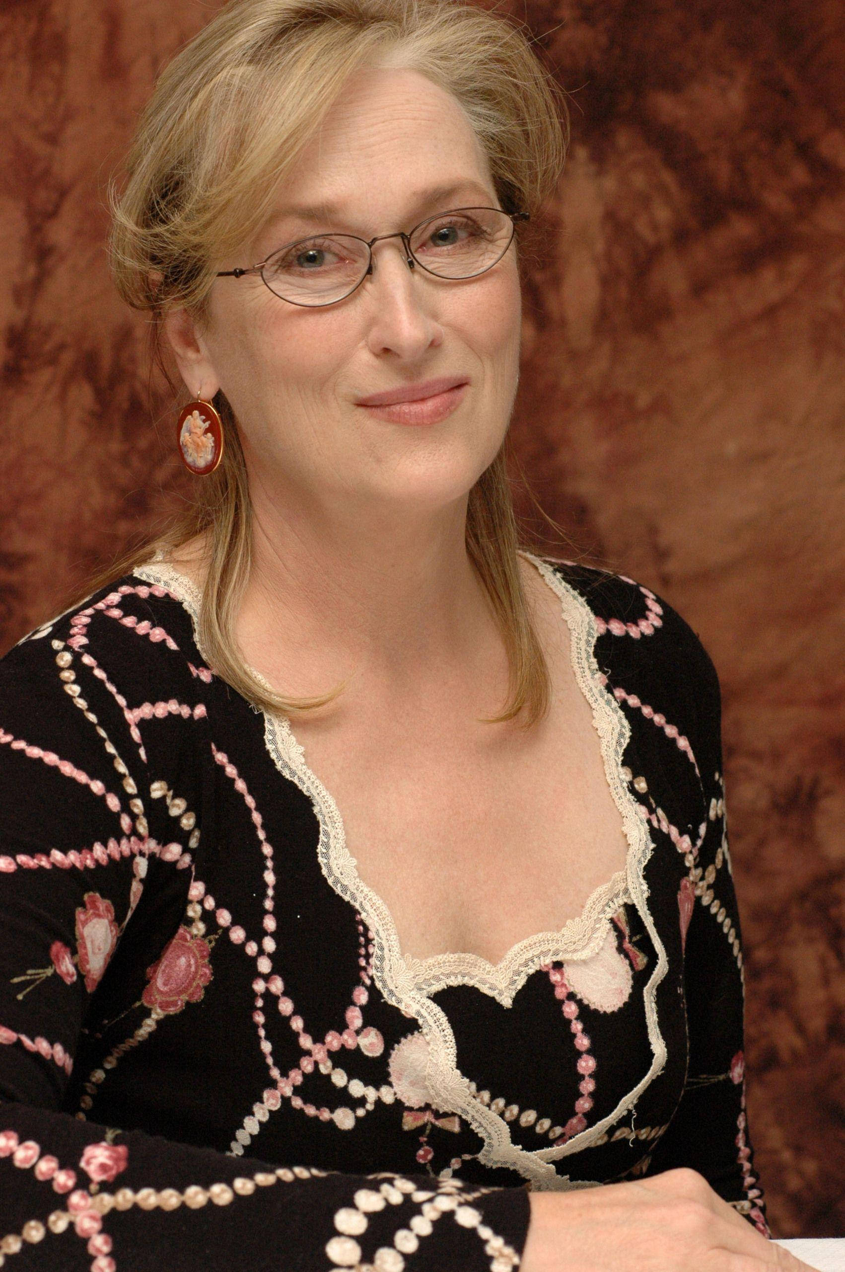 Meryl Streep, glasses, blonde hair, 2K Phone Wallpaper