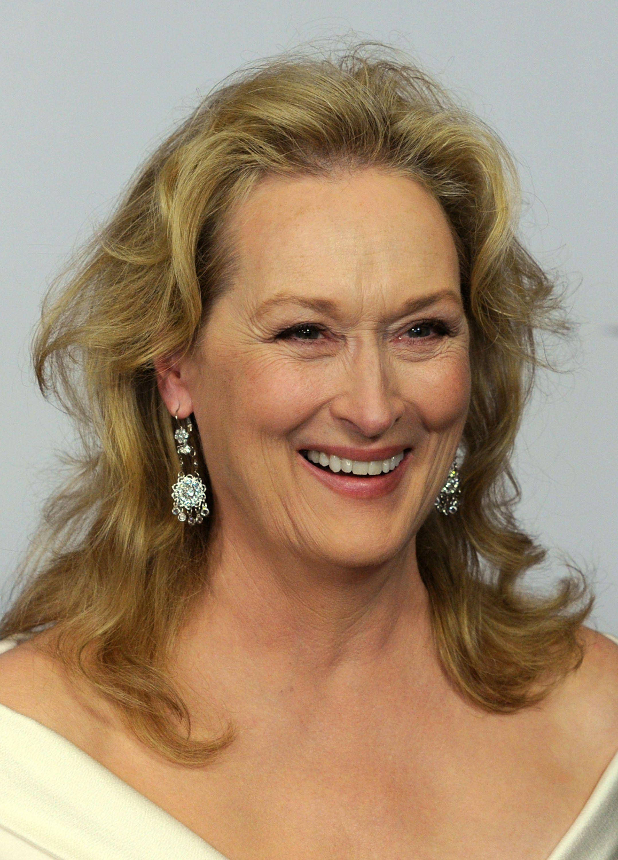 Meryl Streep, wavy blonde hair, sparkling earrings, 2K Phone Wallpaper