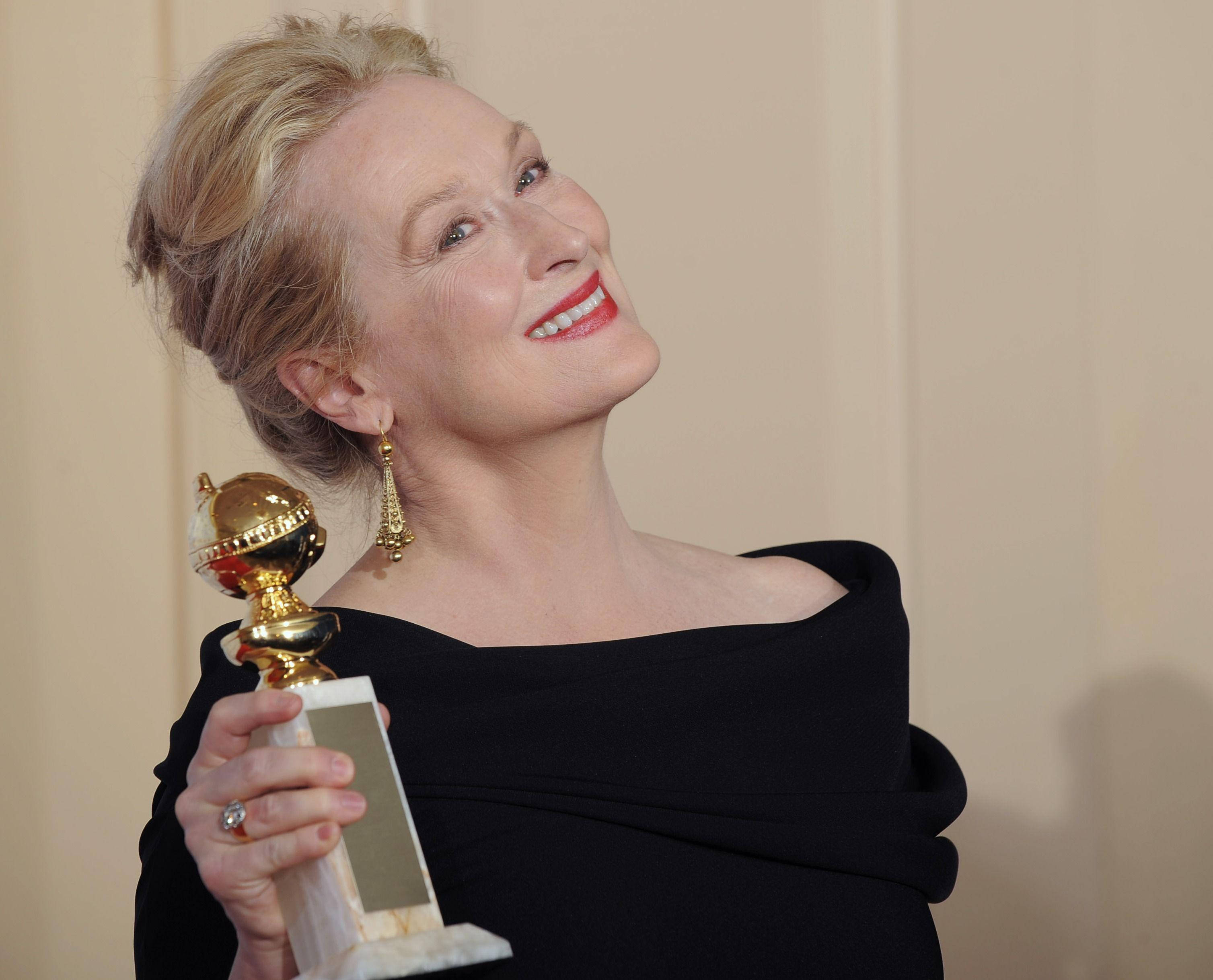 Meryl Streep, black dress, golden trophy, 2K Desktop Wallpaper