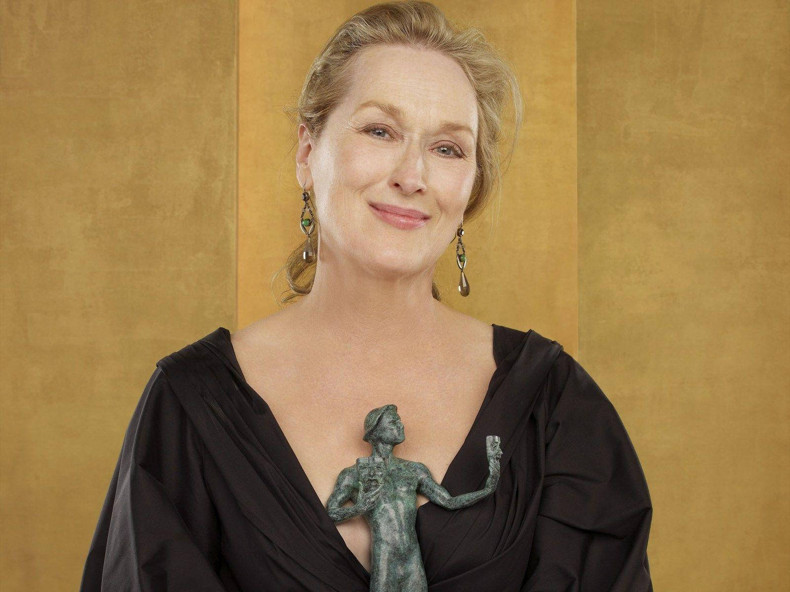 Meryl Streep, bronze statue, golden textured backdrop, HD Desktop Wallpaper