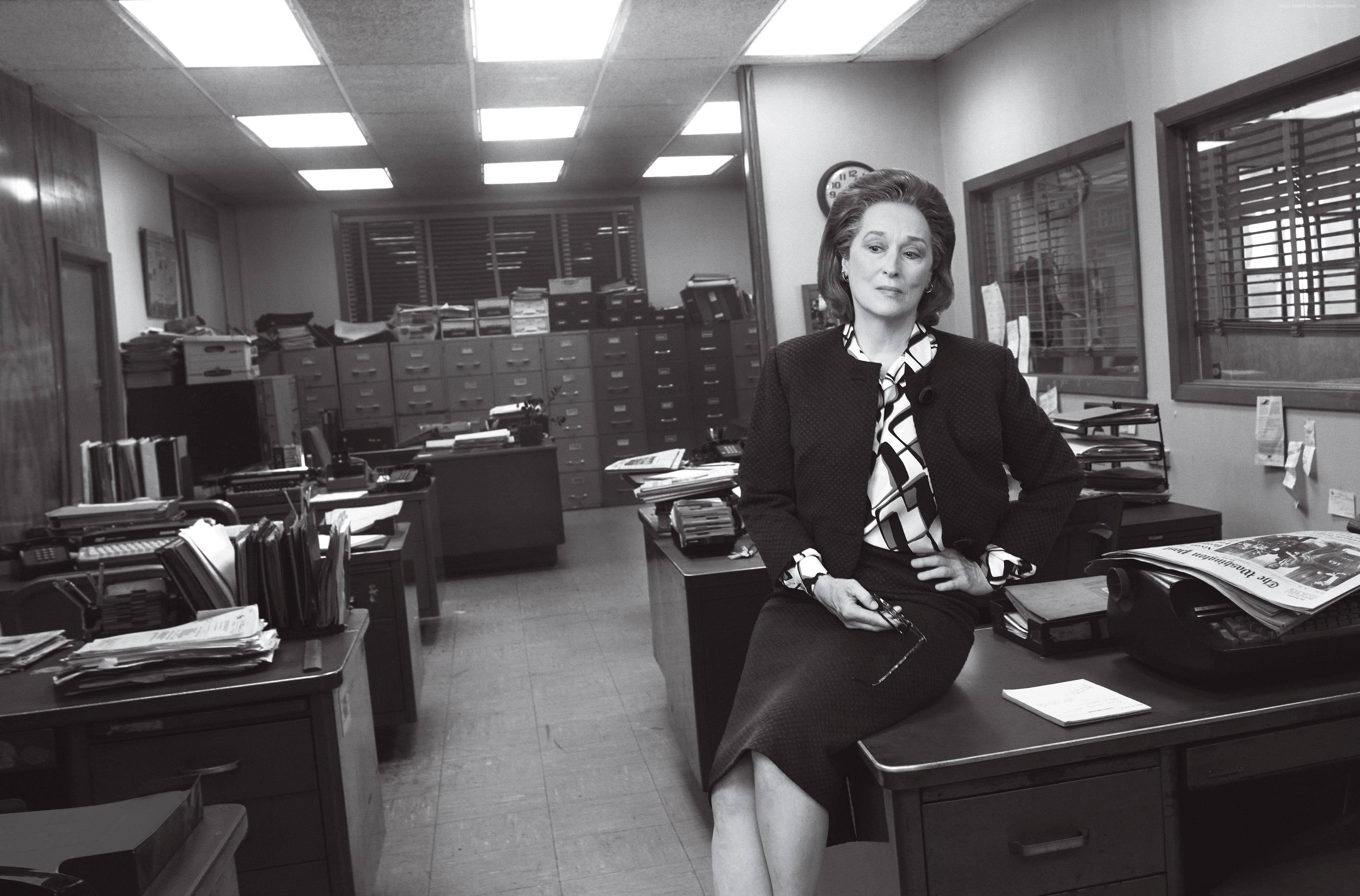 Meryl Streep, faculty room, cluttered office desk, 4K Desktop Wallpaper