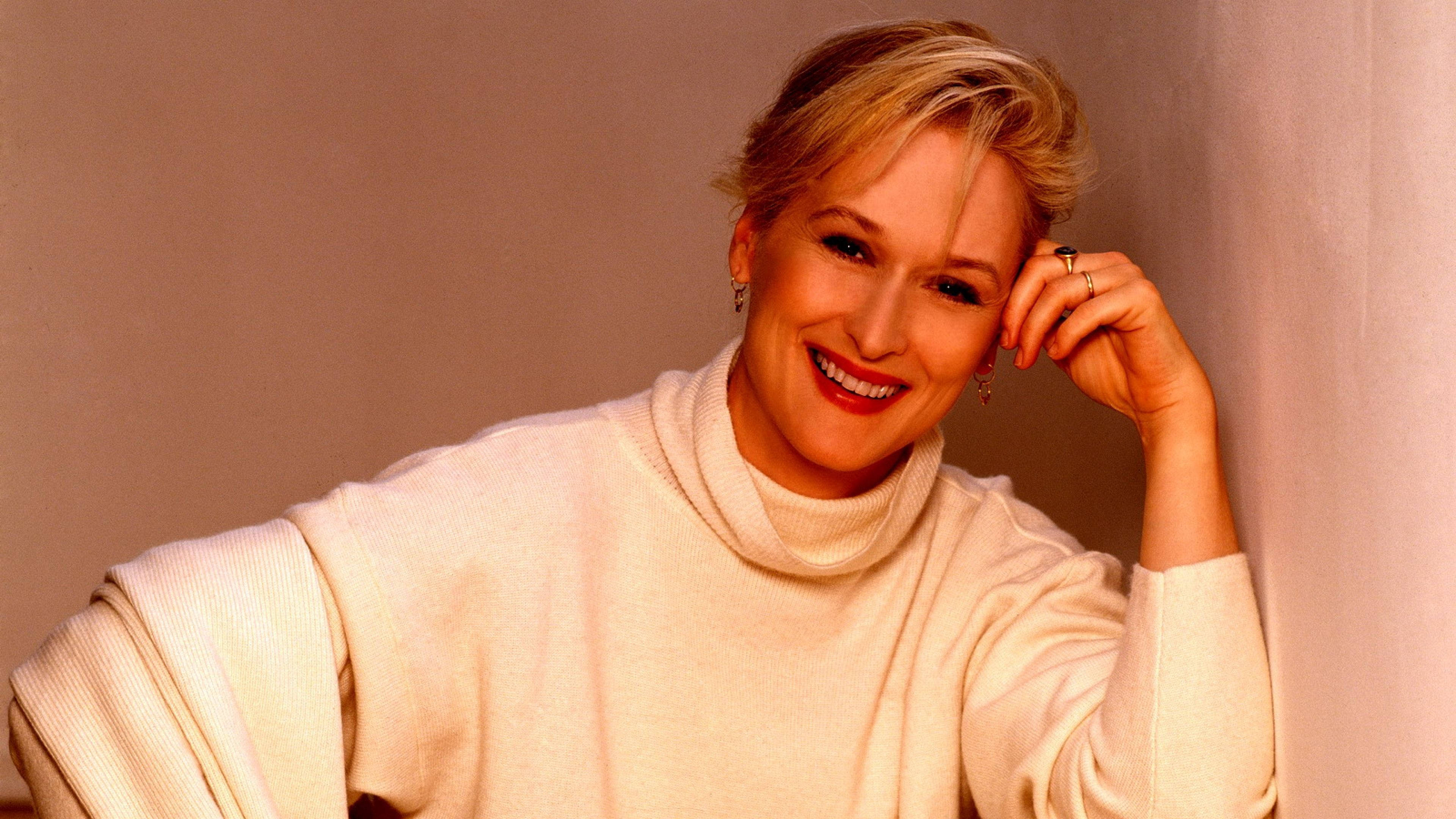 Meryl Streep, corner wall, blonde hair, 4K Desktop Wallpaper