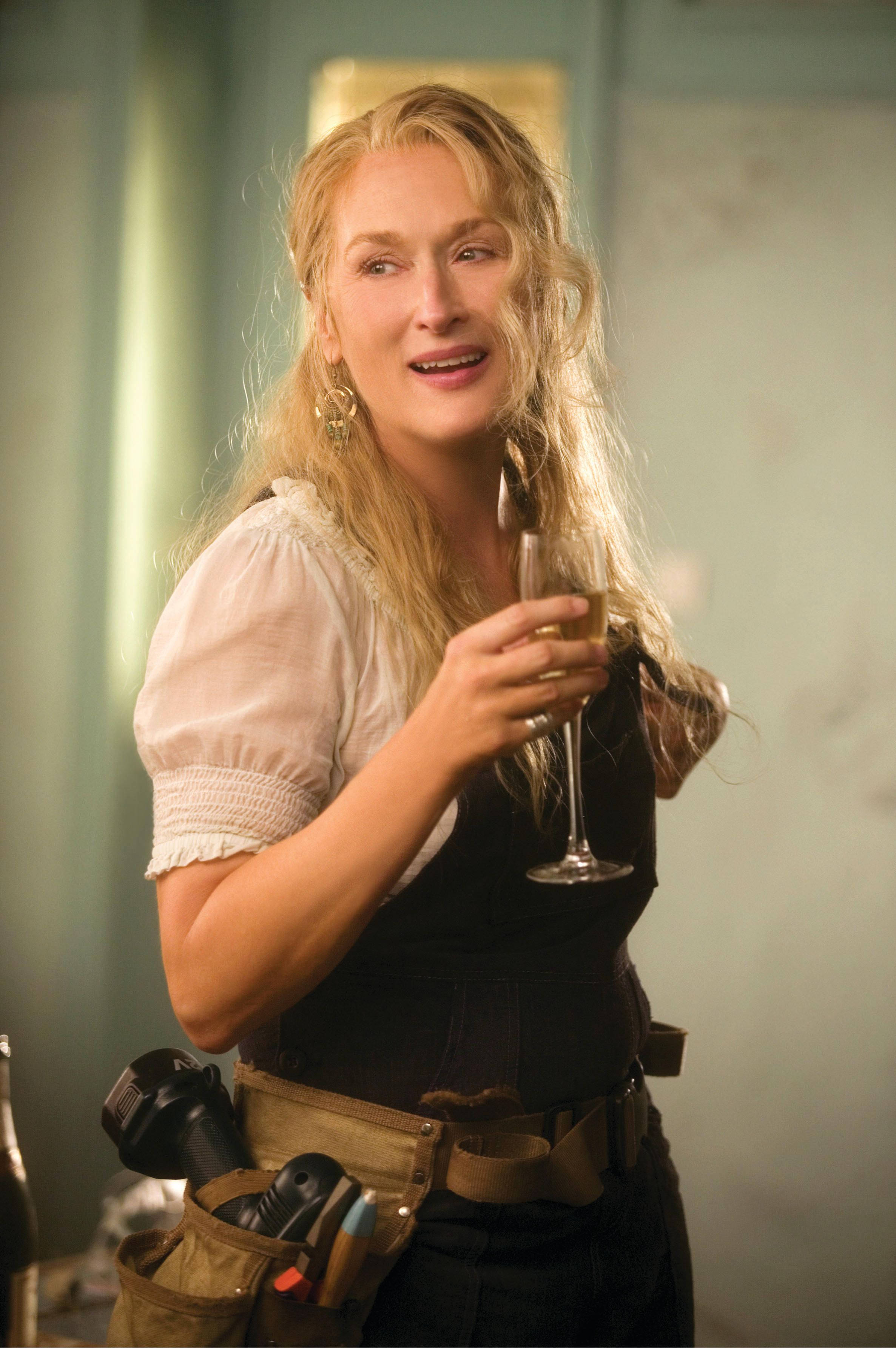Meryl Streep, champagne flute, tool belt, 2K Phone Wallpaper
