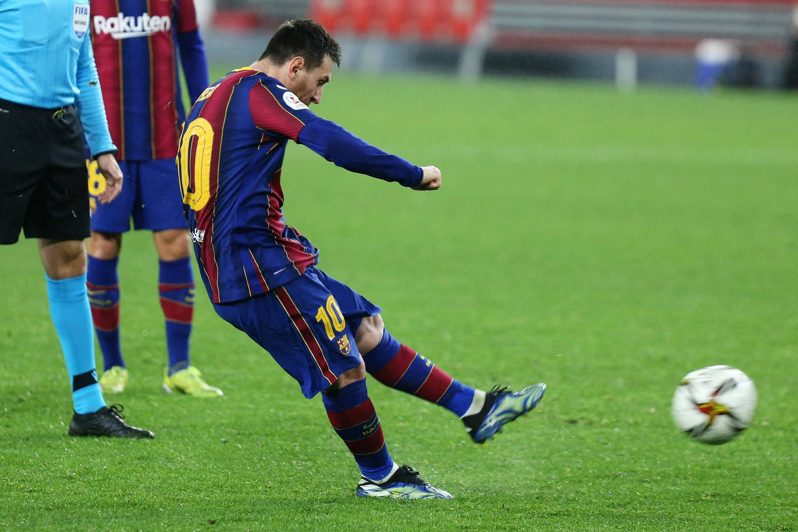 Messi 2021, blue and red striped jersey, white ball, 2K Desktop Wallpaper